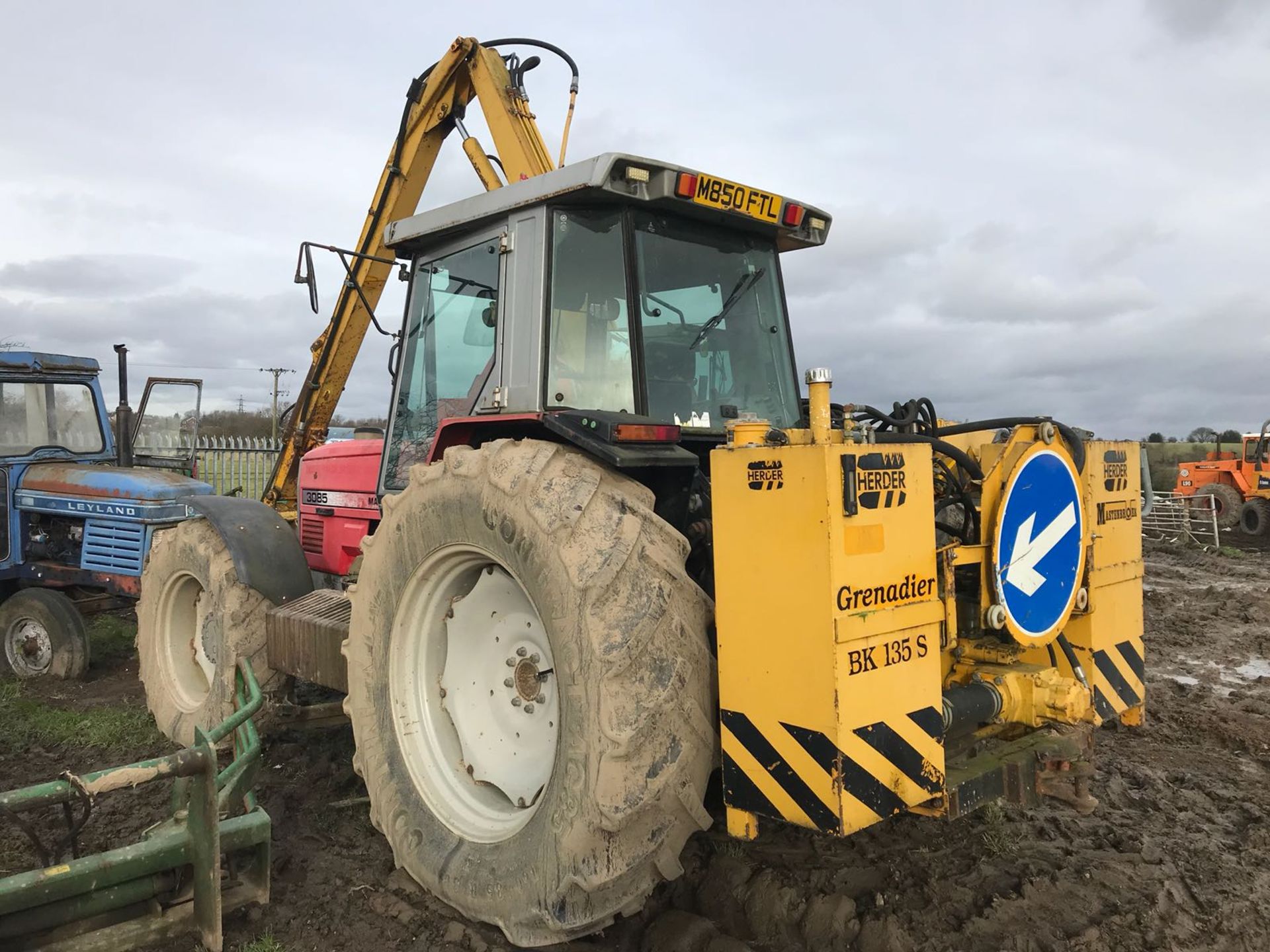 MASSEY FERGUSON 3085 DYNASHIFT AUTOTRONIC TRACTOR WITH DITCHER AND HEDGE CUTTER ATTACHMENT - Image 7 of 9