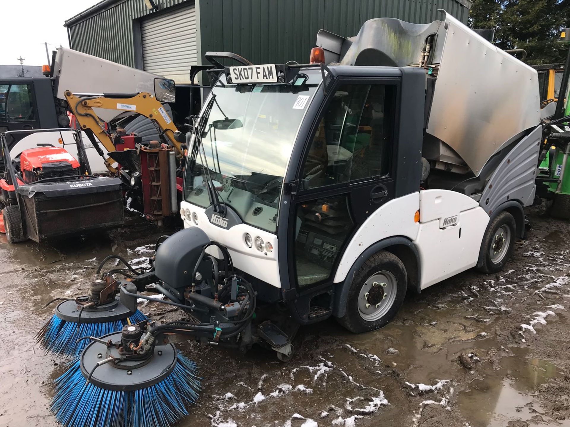 2007/07 REG HAKO WHITE/GREY DIESEL STREET CLEANSING ROAD SWEEPER, SHOWING 1 FORMER KEEPER *PLUS VAT*