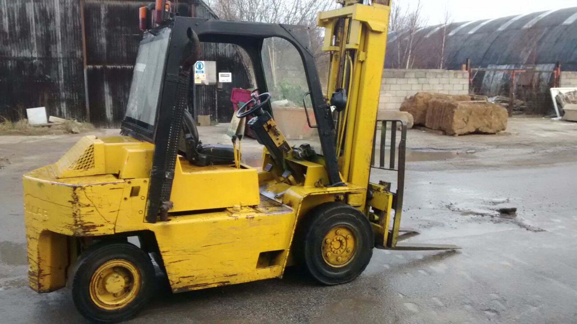 UNKNOWN YEAR CATERPILLAR 4 TONNE DIESEL FORKLIFT, STARTS, DRIVES & LIFTS *PLUS VAT* - Image 4 of 10