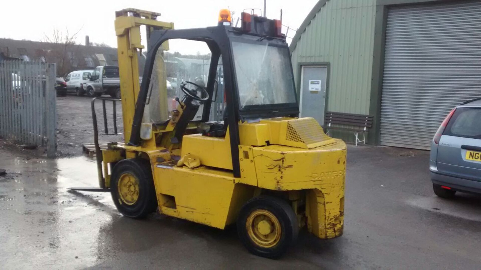 UNKNOWN YEAR CATERPILLAR 4 TONNE DIESEL FORKLIFT, STARTS, DRIVES & LIFTS *PLUS VAT* - Image 3 of 10