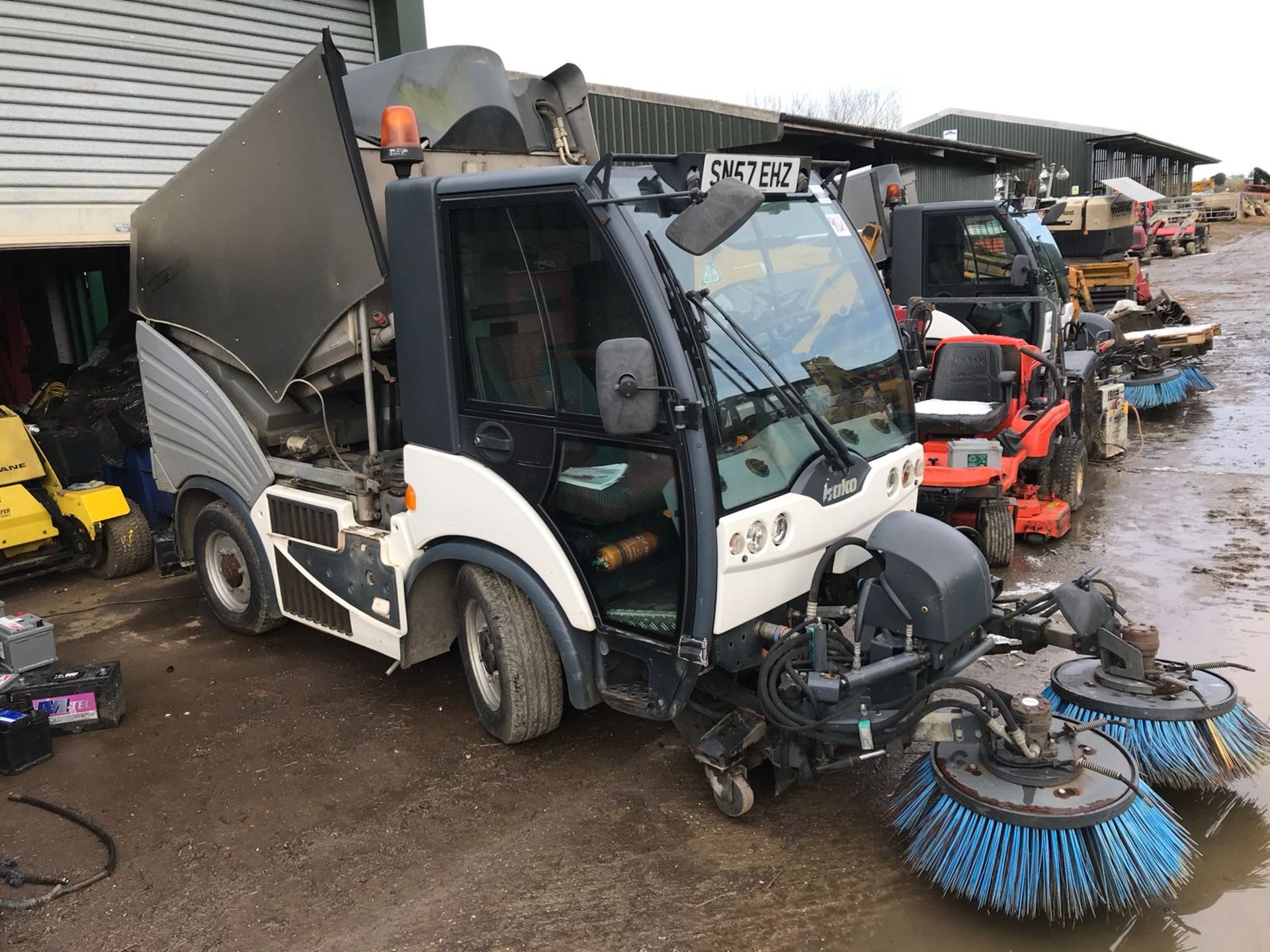 2007/57 REG HAKO WHITE/GREY DIESEL STREET CLEANSING ROAD SWEEPER, SHOWING 0 FORMER KEEPERS - Image 2 of 9