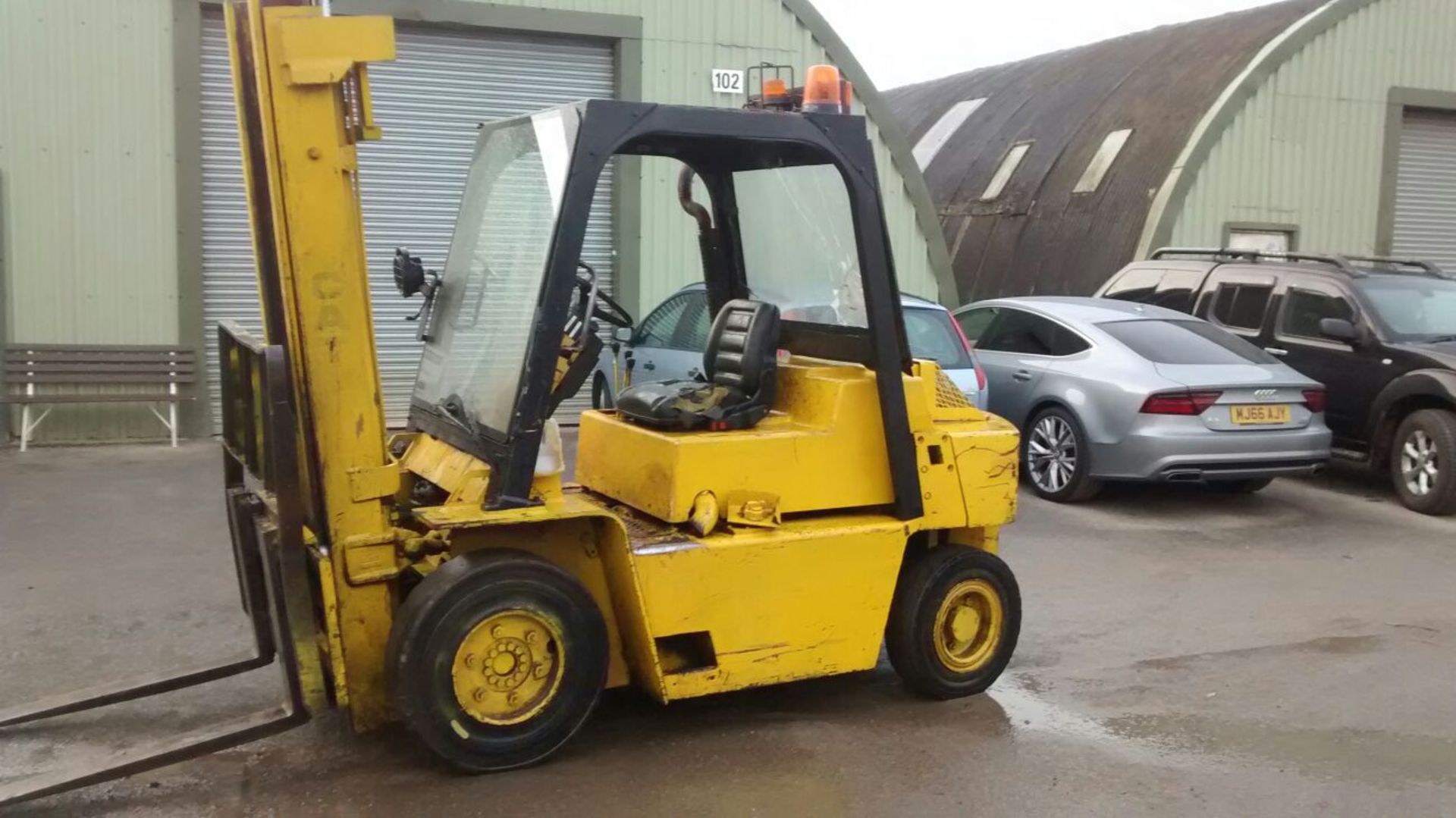 UNKNOWN YEAR CATERPILLAR 4 TONNE DIESEL FORKLIFT, STARTS, DRIVES & LIFTS *PLUS VAT* - Image 8 of 10