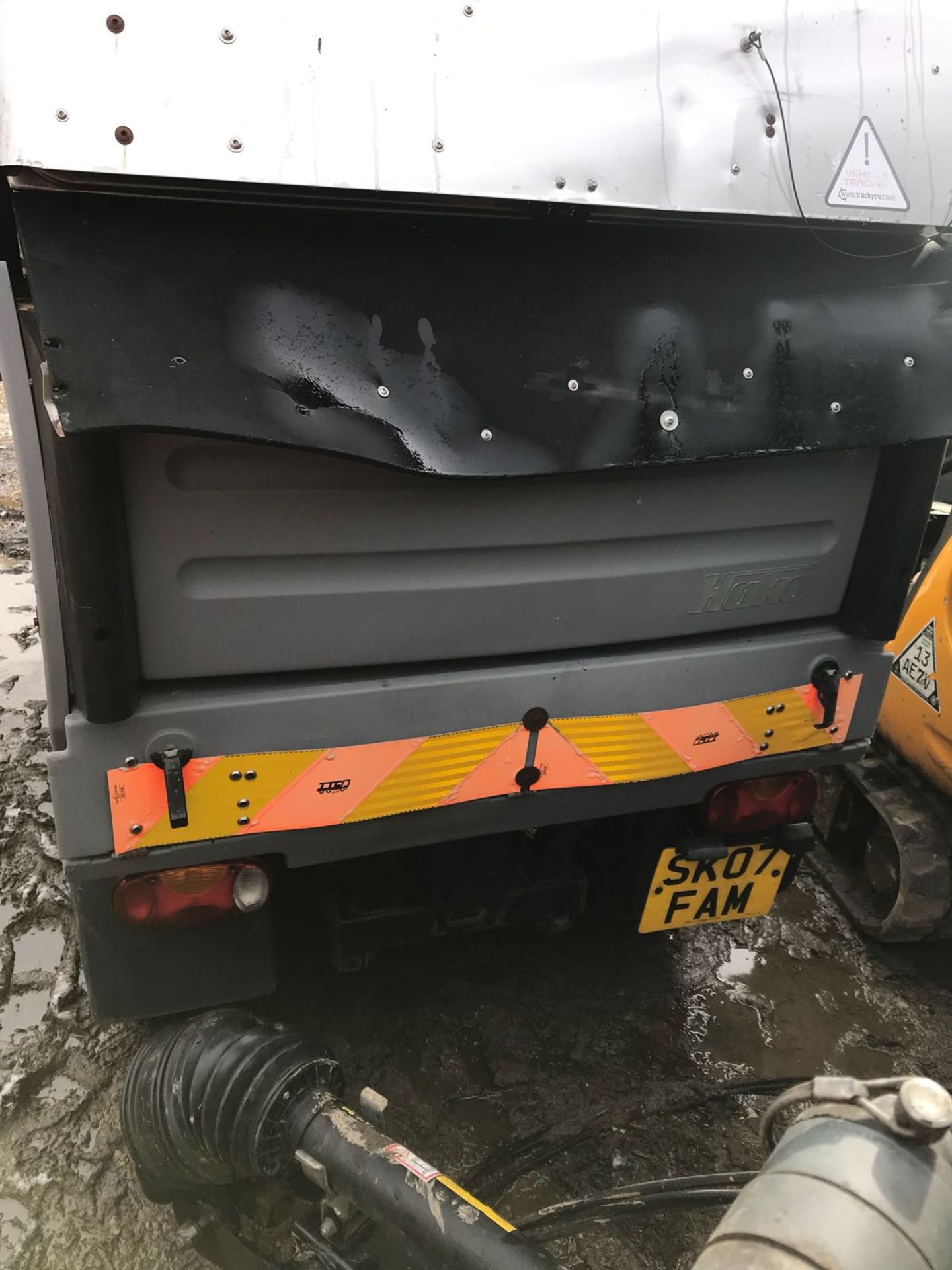 2007/07 REG HAKO WHITE/GREY DIESEL STREET CLEANSING ROAD SWEEPER, SHOWING 1 FORMER KEEPER *PLUS VAT* - Image 8 of 9