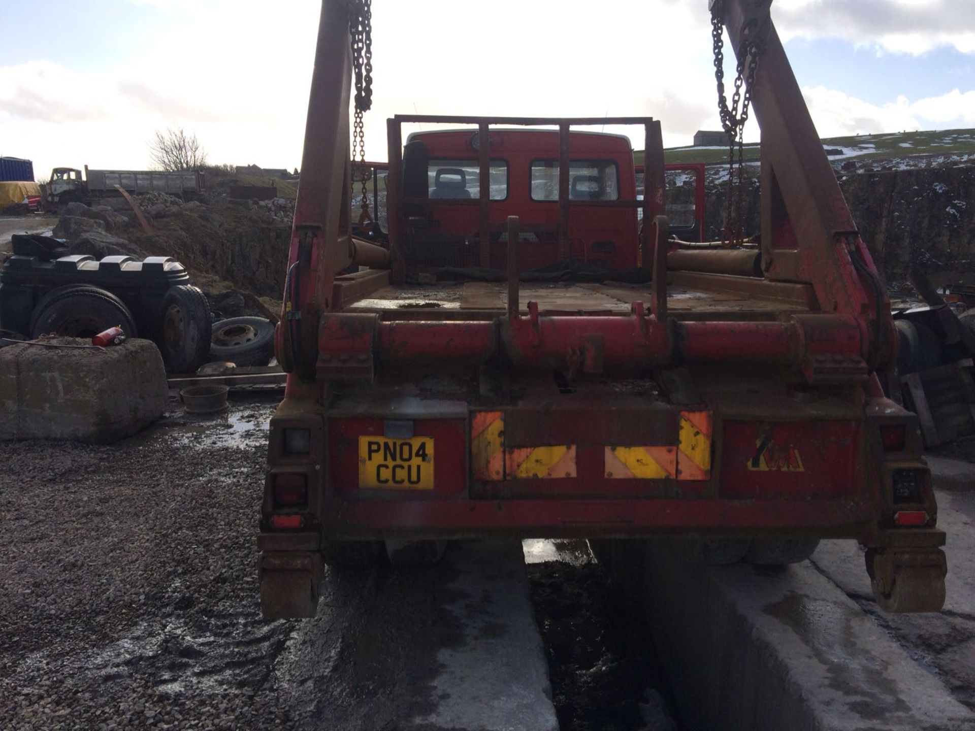 2004/04 REG VOLVO FL 220 RED DIESEL SKIP LOADER, SHOWING 1 FORMER KEEPER *NO VAT* - Image 3 of 16