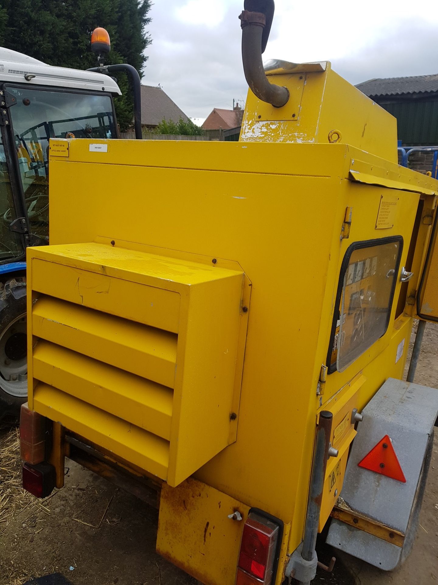 SINGLE AXLE TRAILER WITH YELLOW GENERATOR, SHOWING 52 HOURS *PLUS VAT* - Image 5 of 8