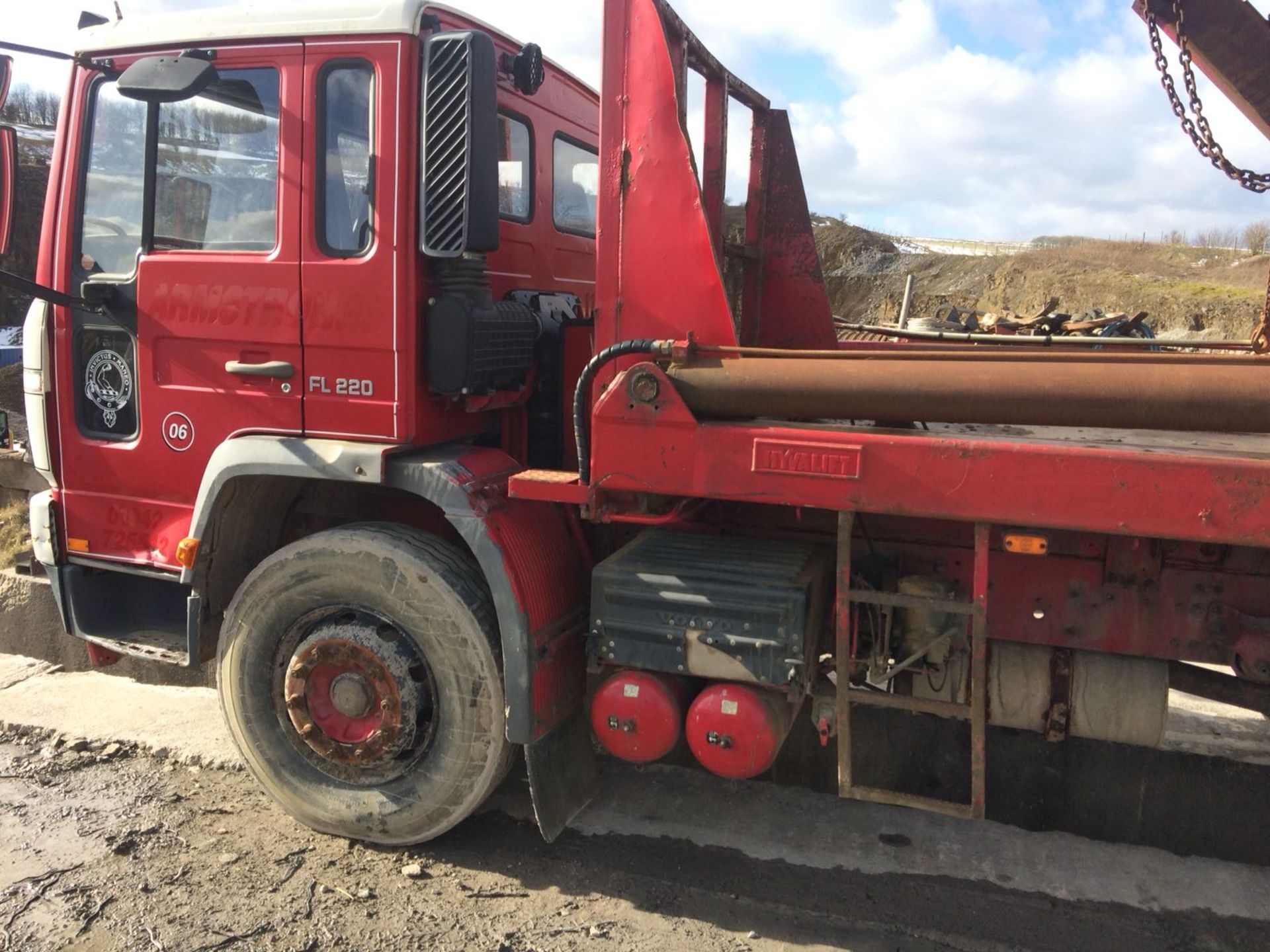 2004/04 REG VOLVO FL 220 RED DIESEL SKIP LOADER, SHOWING 1 FORMER KEEPER *NO VAT* - Image 9 of 16