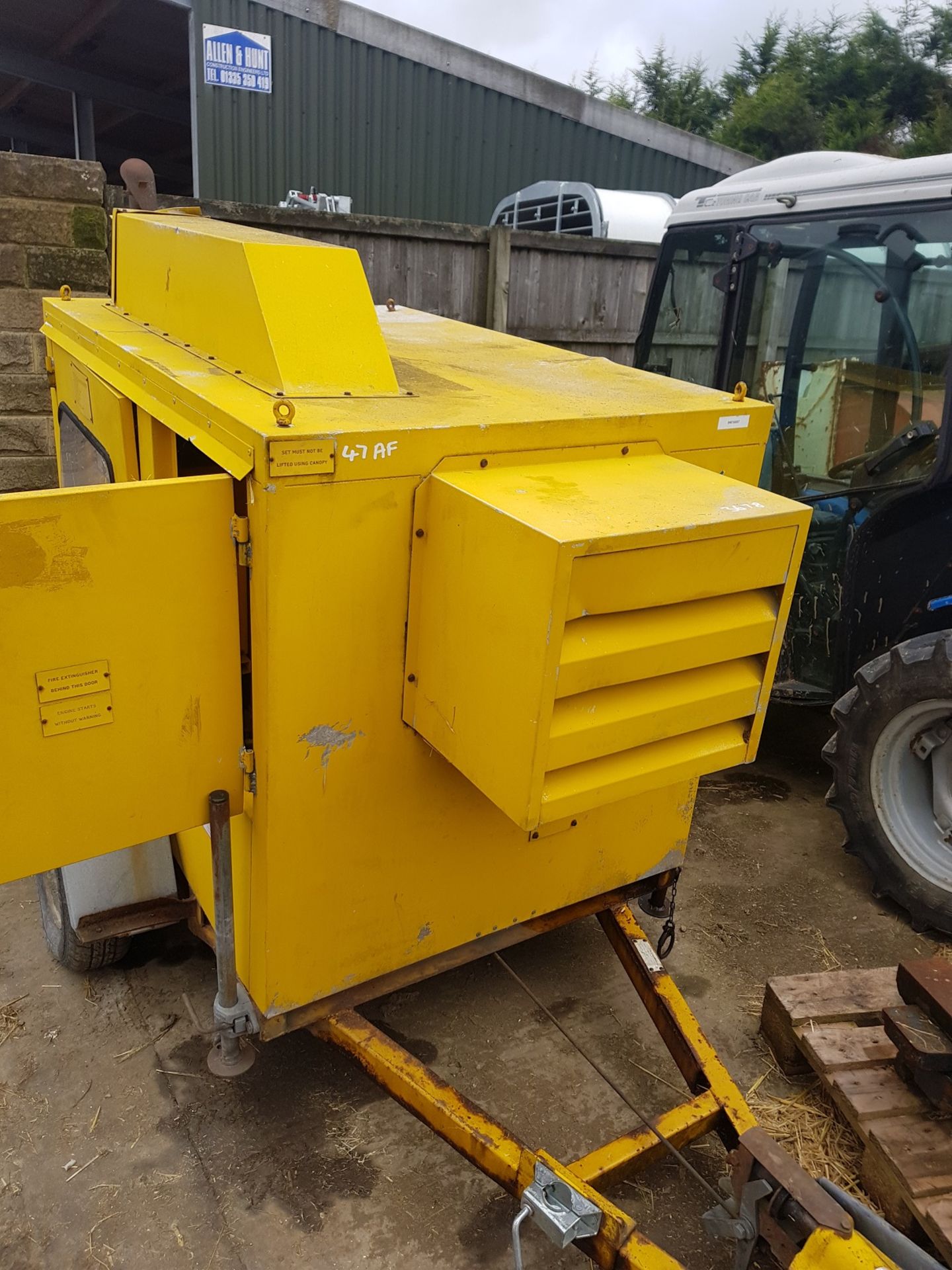 SINGLE AXLE TRAILER WITH YELLOW GENERATOR, SHOWING 52 HOURS *PLUS VAT*