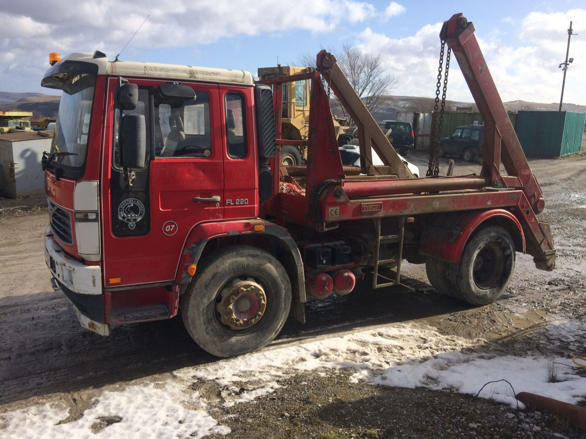 2004/04 REG VOLVO FL 220 RED DIESEL SKIP LOADER, SHOWING 1 FORMER KEEPER *NO VAT* - Image 17 of 18