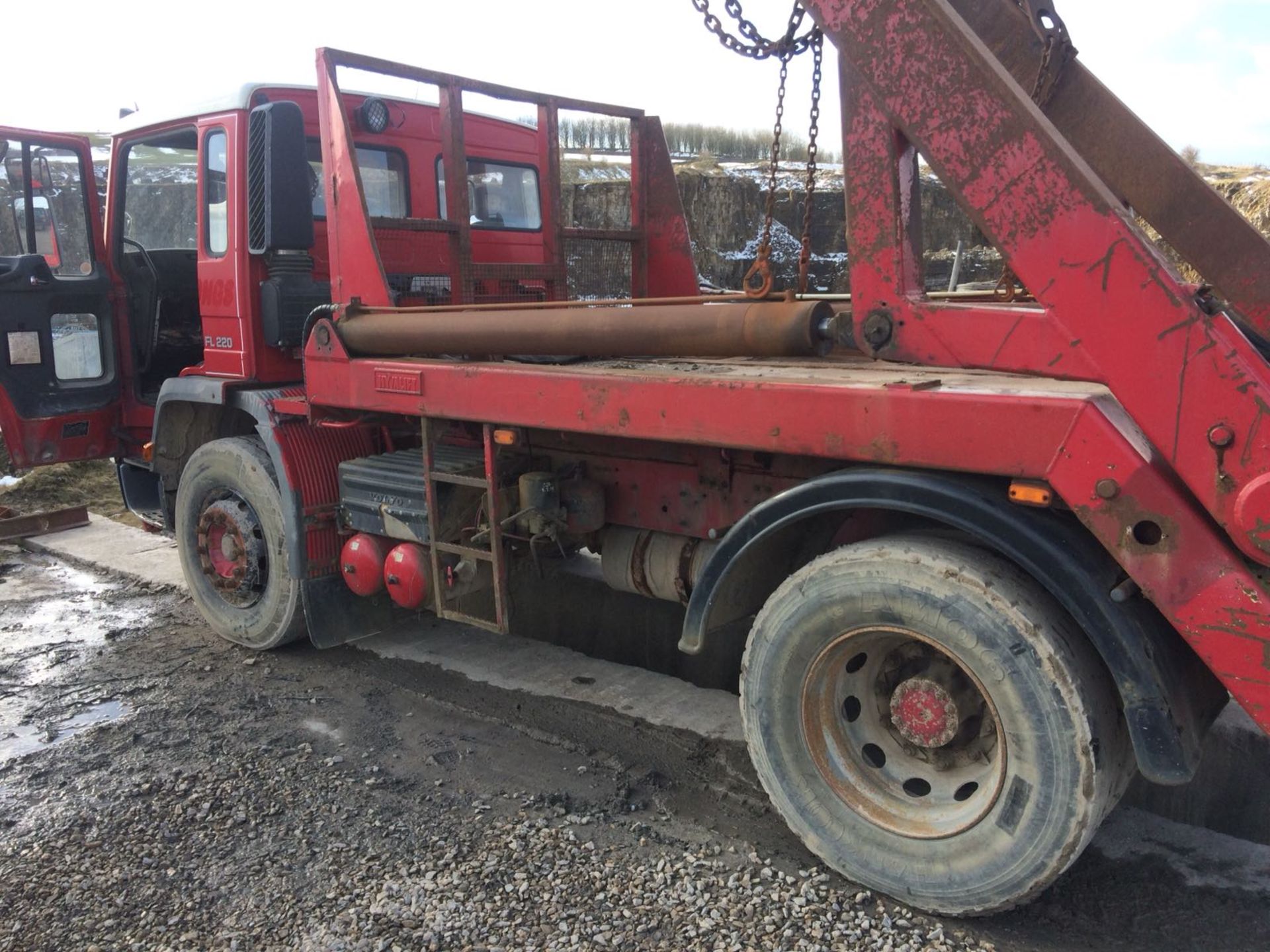 2004/04 REG VOLVO FL 220 RED DIESEL SKIP LOADER, SHOWING 1 FORMER KEEPER *NO VAT* - Image 2 of 16