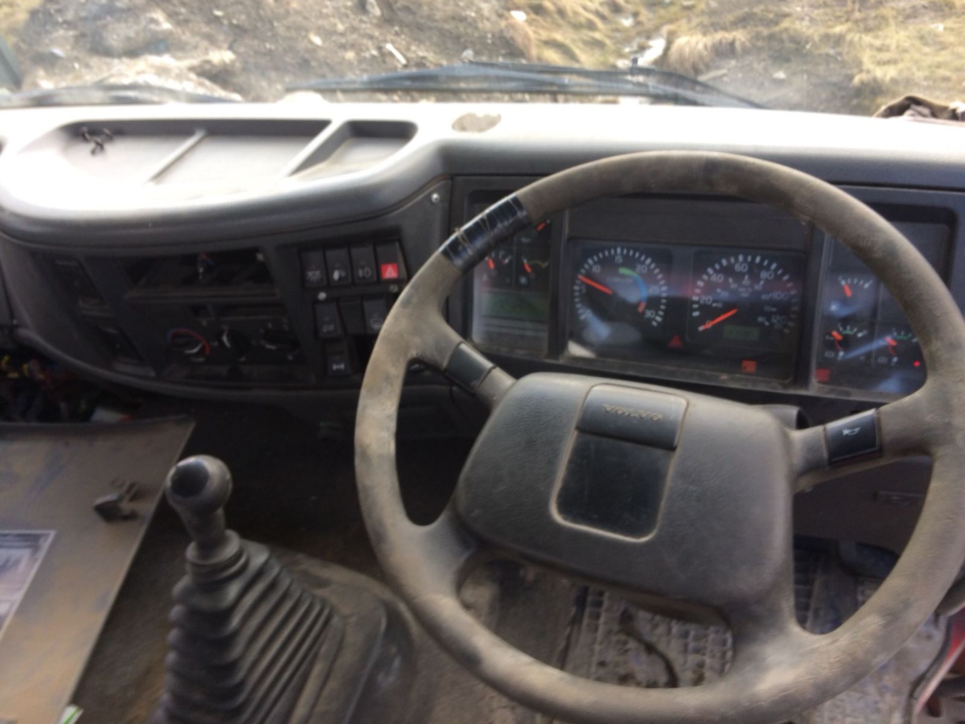 2004/04 REG VOLVO FL 220 RED DIESEL SKIP LOADER, SHOWING 1 FORMER KEEPER *NO VAT* - Image 12 of 16