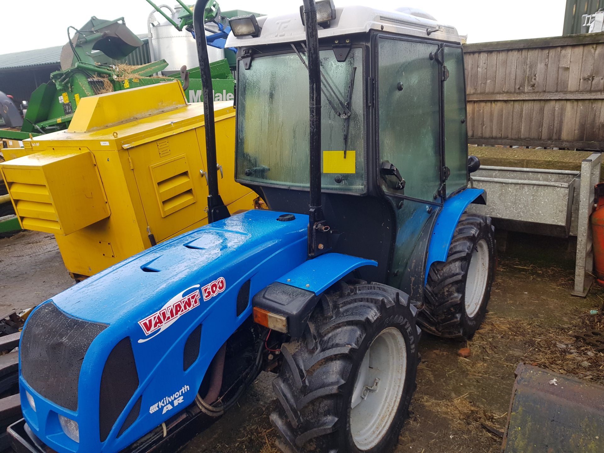 UNKNOWN YEAR VALIENT COMPACT 500 TRACTOR, SHOWING 3200 HOURS (UNVERIFIED) *PLUS VAT* - Image 2 of 7