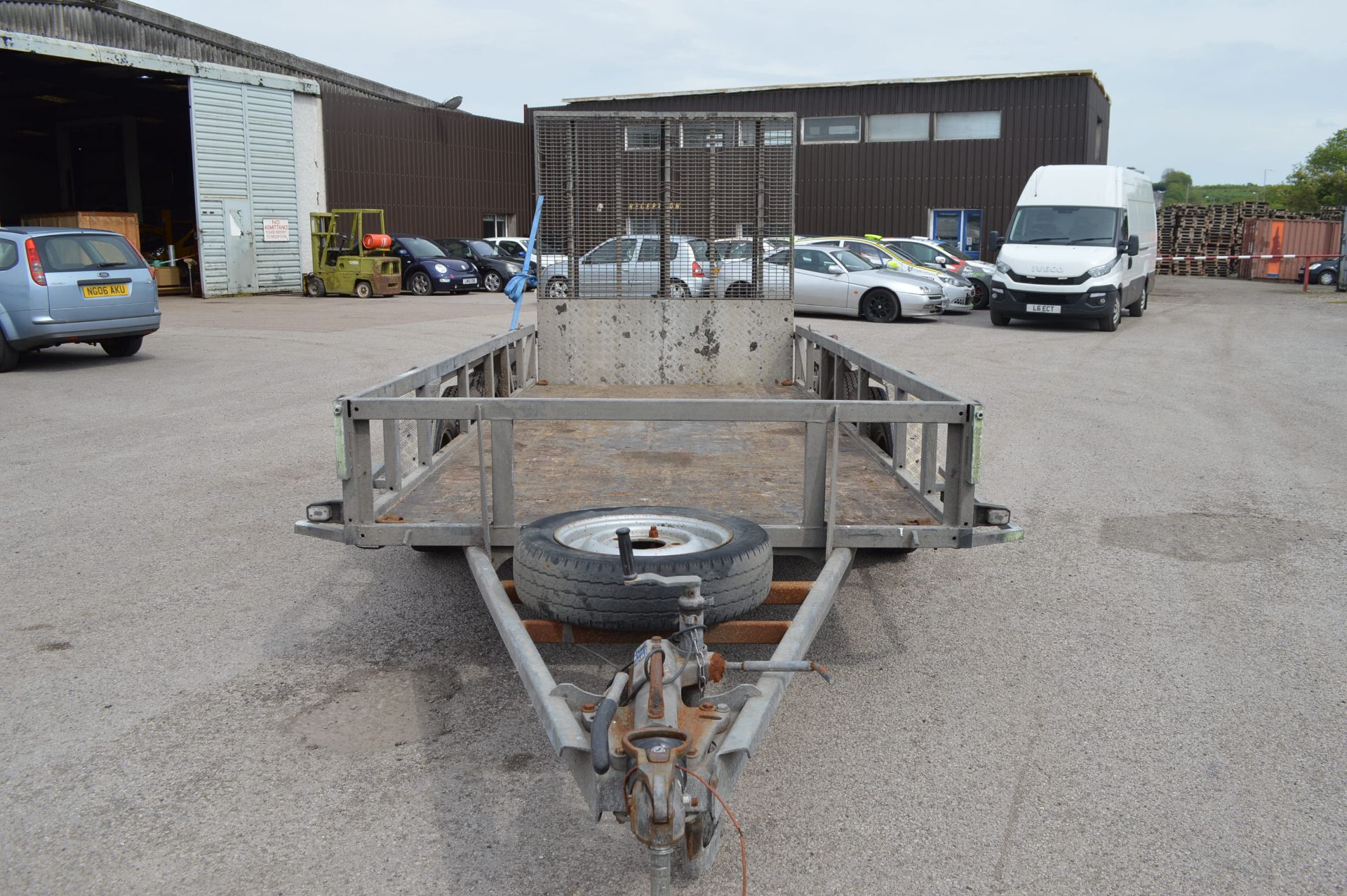 VERY RARE 2009 TRI-AXLE IFOR WILLIAMS GP146H3 PLANT TRAILER 3500KG   CAPACITY: 3500KG TRI-AXLE MAKE: - Image 2 of 12