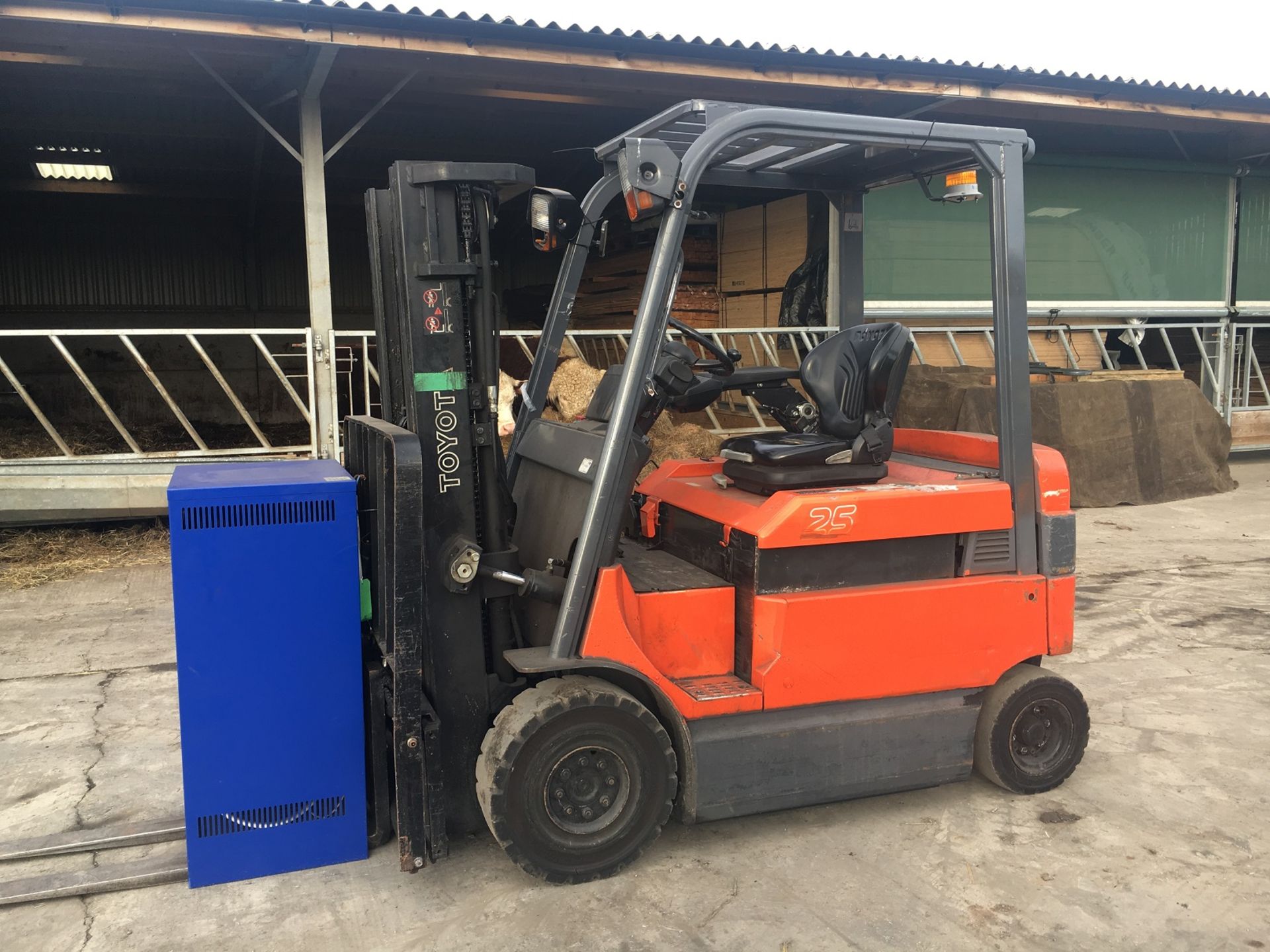 2010 FORKLIFT TOYOTA 2.5 TON, TRIPLE MAST, CONTAINER SPEC, ELECTRIC, SIDE SHIFT *PLUS VAT*