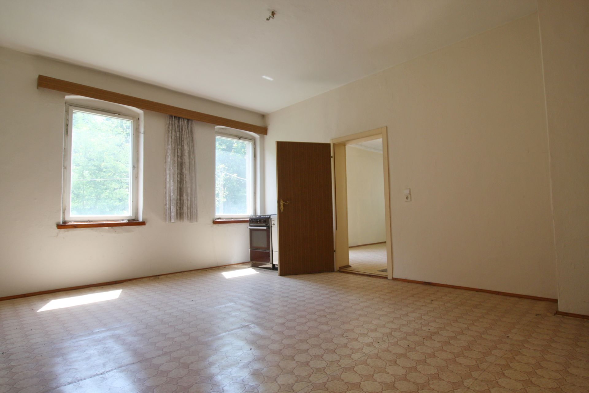 TWO NEIGHBOURING BLOCKS IN GERMANY – OVER 50 ROOMS! *NO RESERVE* - Image 7 of 127