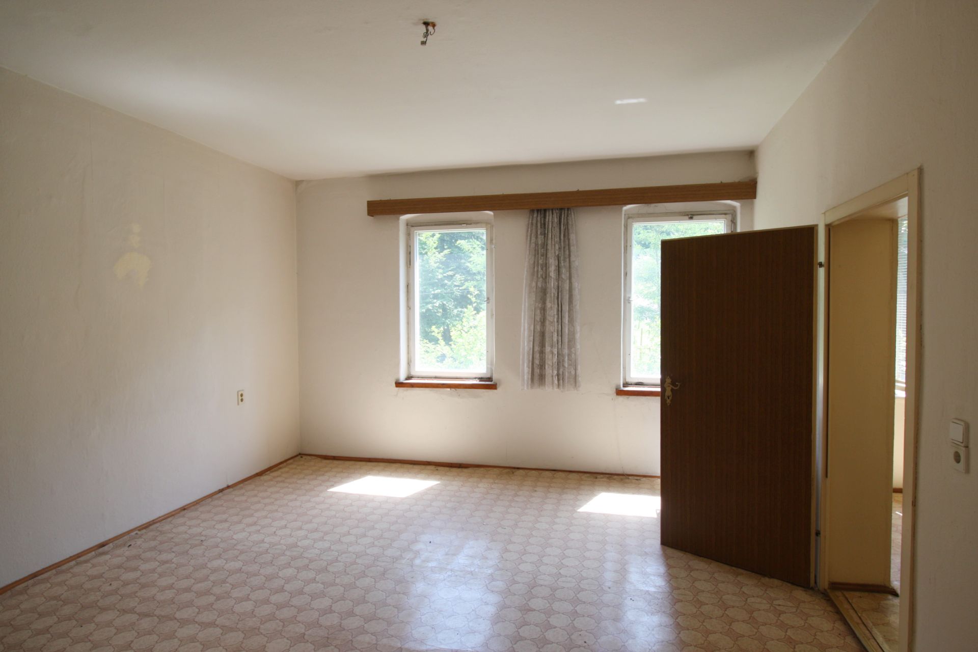 TWO NEIGHBOURING BLOCKS IN GERMANY – OVER 50 ROOMS! *NO RESERVE* - Image 22 of 127