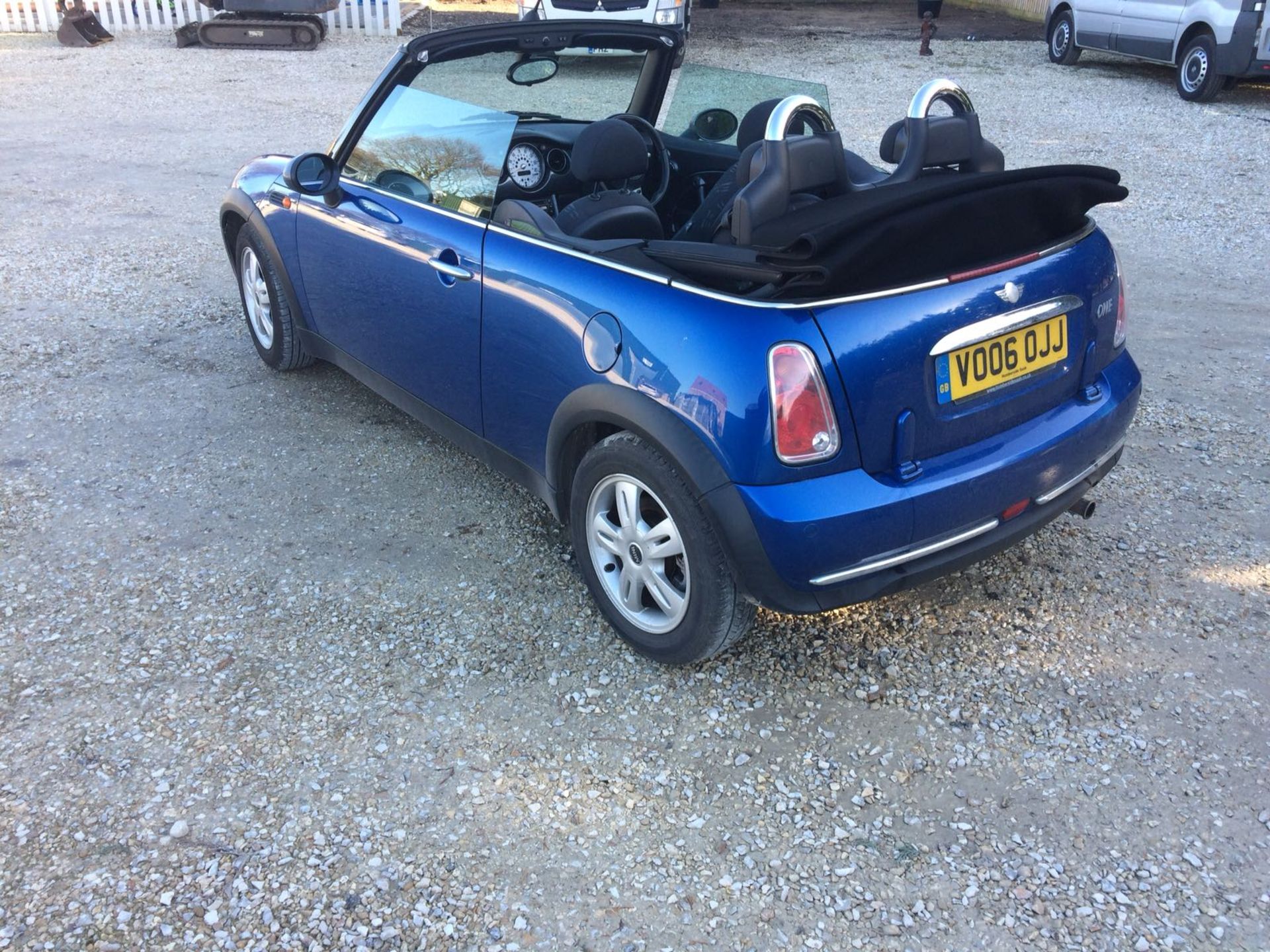 2006/06 REG MINI ONE 1.6 PETROL BLUE CONVERTIBLE, 5 SPEED MANUAL GEARBOX *NO VAT* - Image 4 of 16