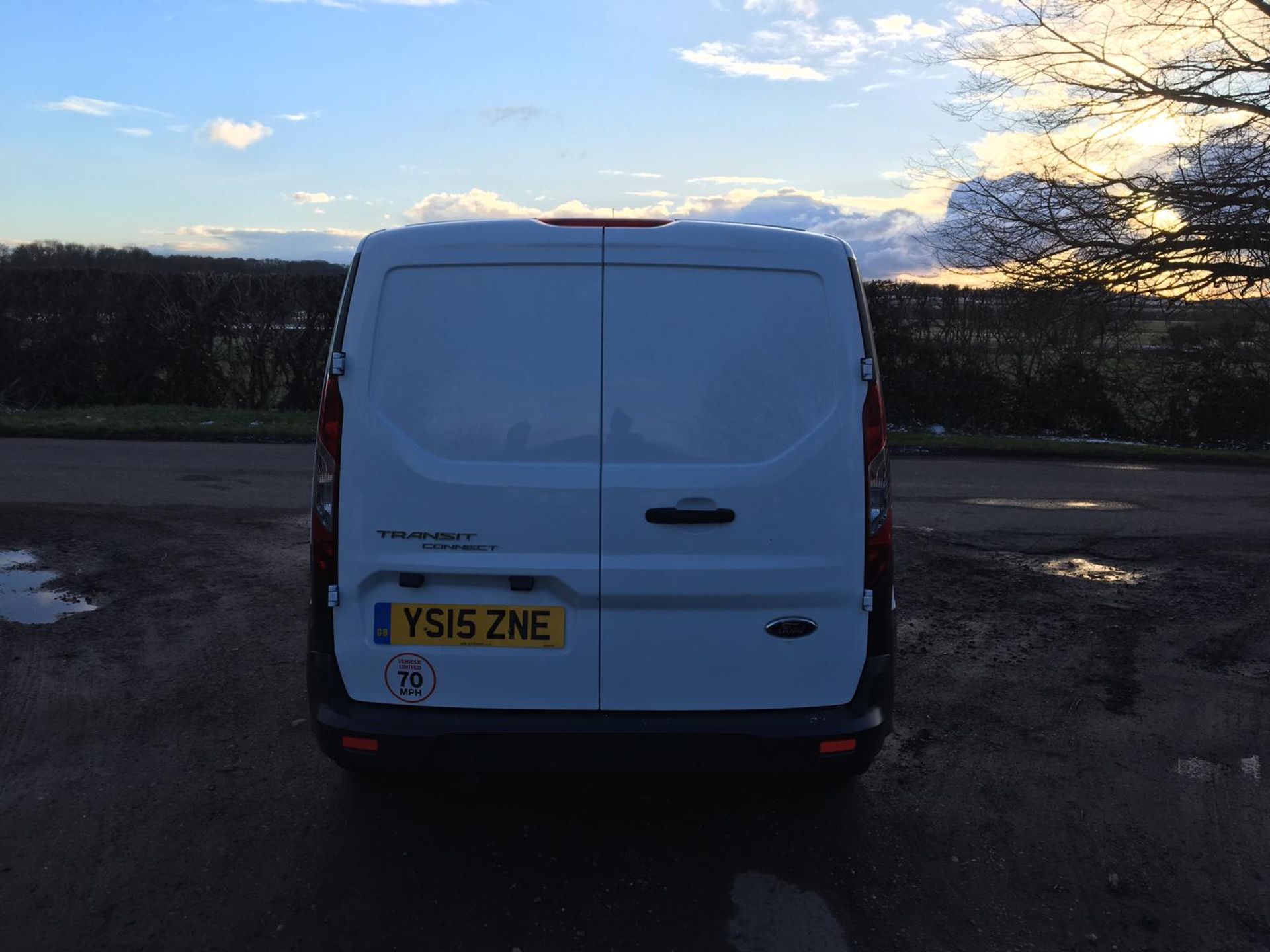 2015/15 REG FORD TRANSIT CONNECT 200 1.6 DIESEL WHITE PANEL VAN, SHOWING 0 FORMER KEEPERS *NO VAT* - Image 5 of 11