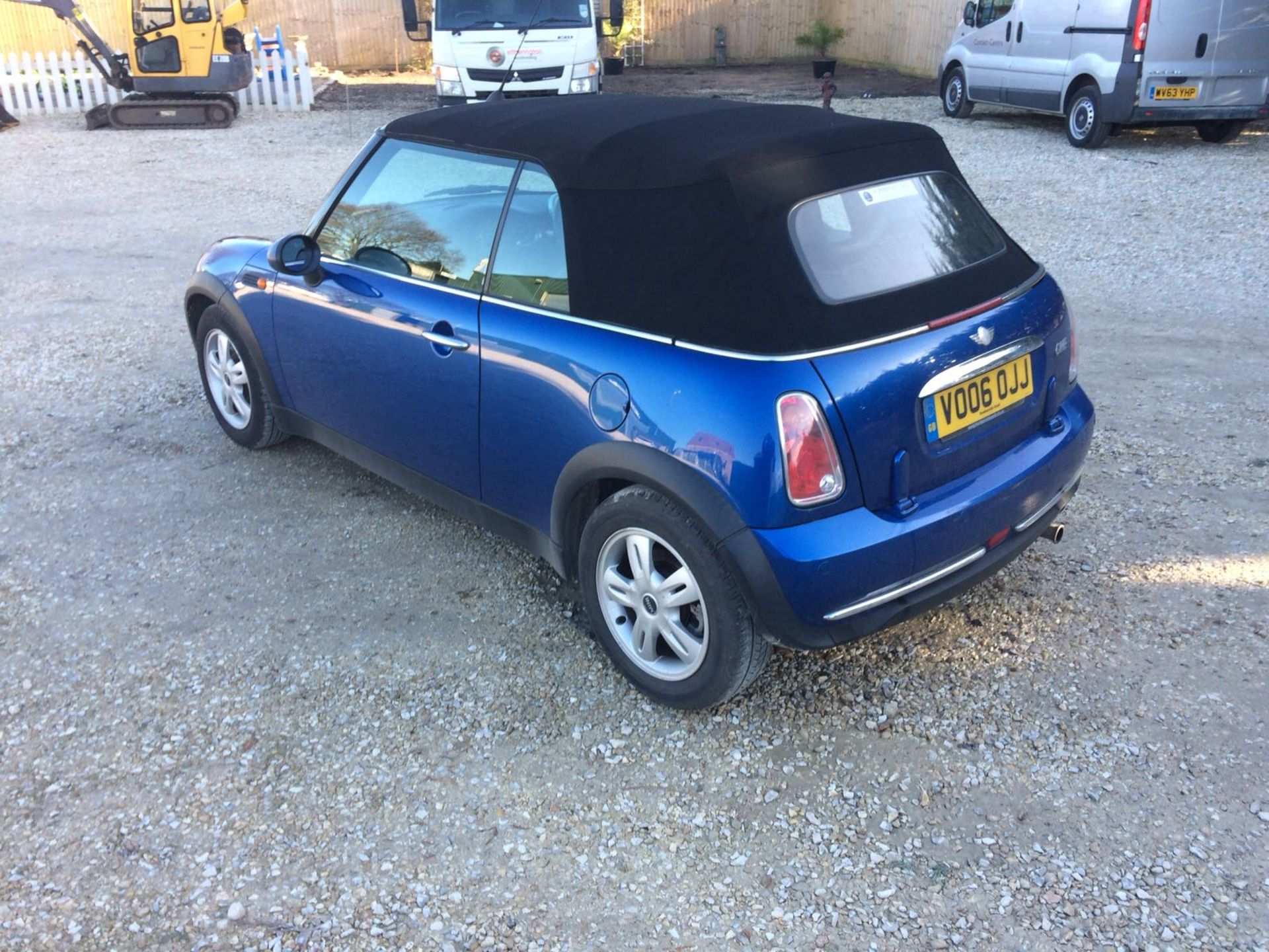 2006/06 REG MINI ONE 1.6 PETROL BLUE CONVERTIBLE, 5 SPEED MANUAL GEARBOX *NO VAT* - Image 5 of 16