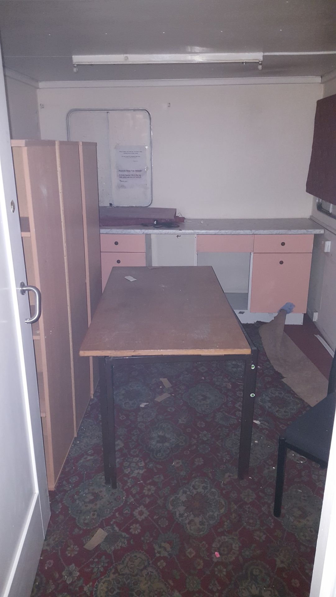 28FT X 9FT CABIN - FURNITURE NOT INCLUDED IE. TABLES, DESK, DRAWERS - BUYER TO REMOVE CABIN - Bild 4 aus 6