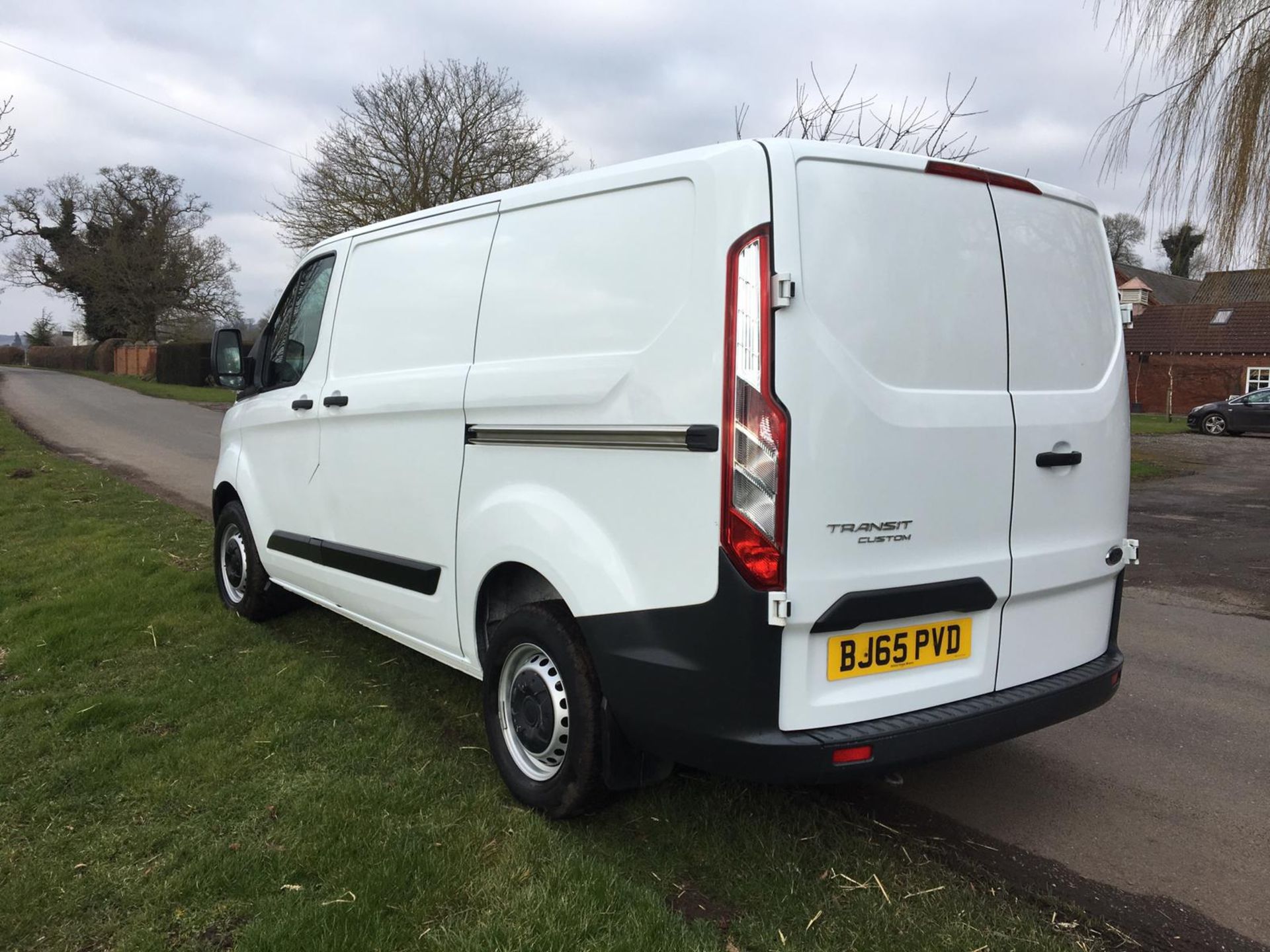 2015/65 REG FORD TRANSIT CUSTOM 290 ECO-TECH 2.2 DIESEL WHITE PANEL VAN, SHOWING 0 FORMER KEEPERS - Image 4 of 9