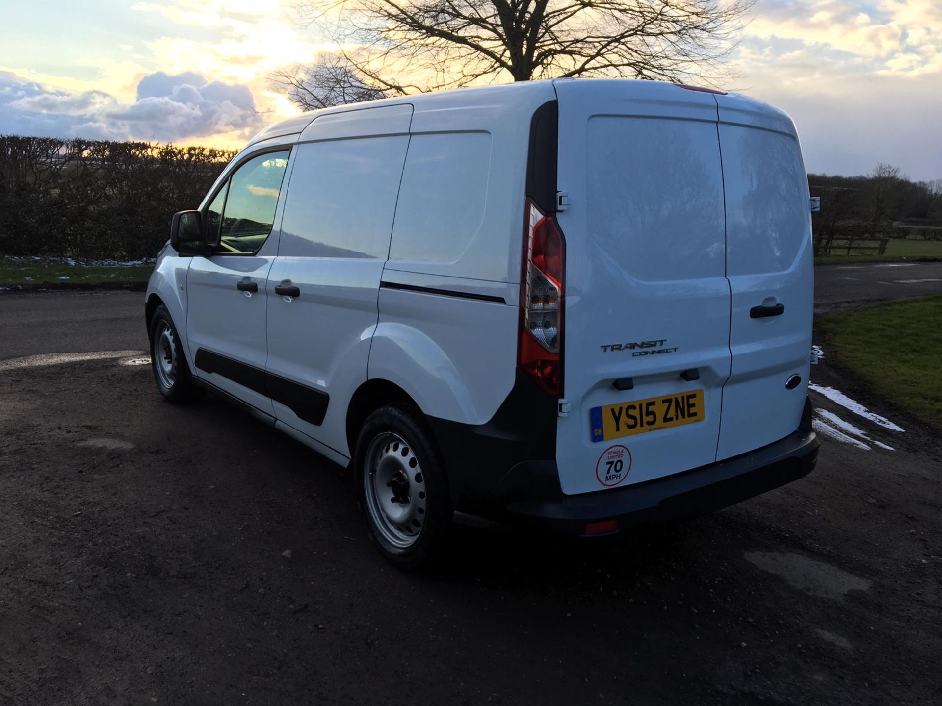 2015/15 REG FORD TRANSIT CONNECT 200 1.6 DIESEL WHITE PANEL VAN, SHOWING 0 FORMER KEEPERS *NO VAT* - Image 4 of 11