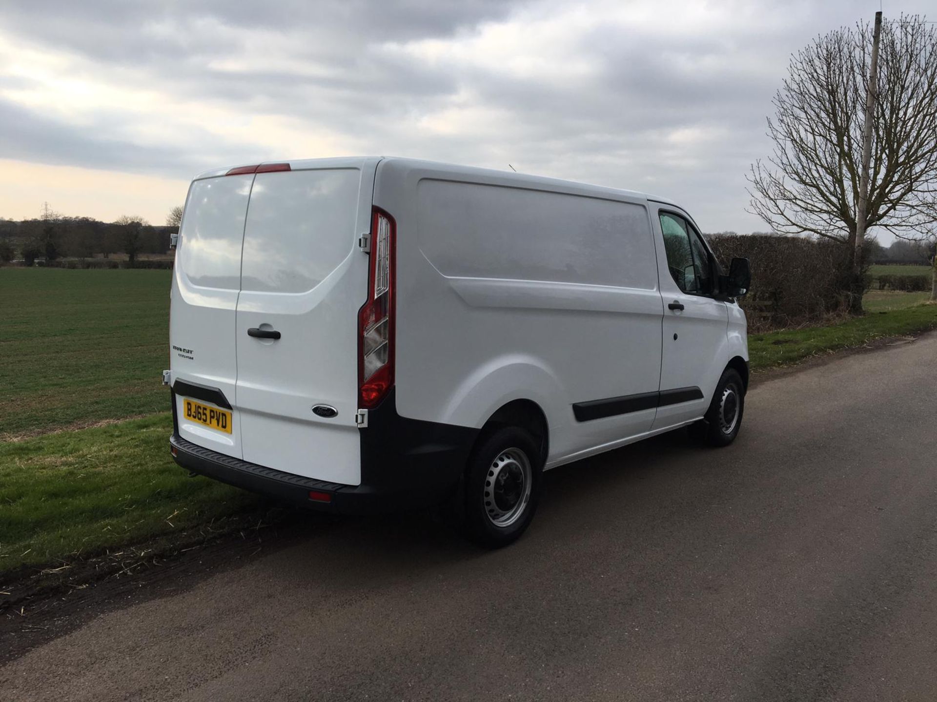 2015/65 REG FORD TRANSIT CUSTOM 290 ECO-TECH 2.2 DIESEL WHITE PANEL VAN, SHOWING 0 FORMER KEEPERS - Image 5 of 9