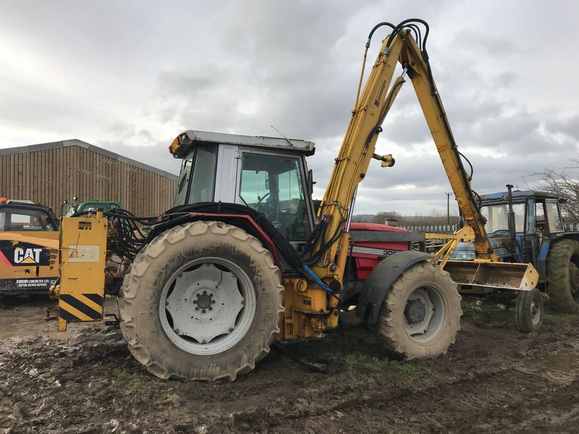 MASSEY FERGUSON 3085 DYNASHIFT AUTOTRONIC TRACTOR WITH DITCHER AND HEDGE CUTTER ATTACHMENT - Image 10 of 10