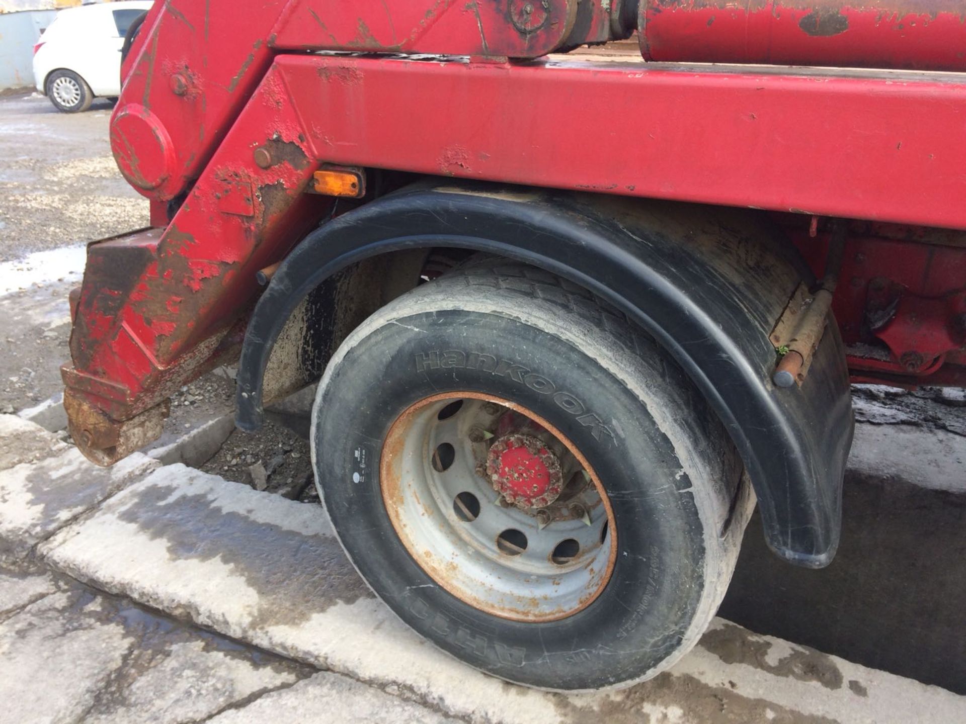 2004/04 REG VOLVO FL 220 RED DIESEL SKIP LOADER, SHOWING 1 FORMER KEEPER *NO VAT* - Image 5 of 16