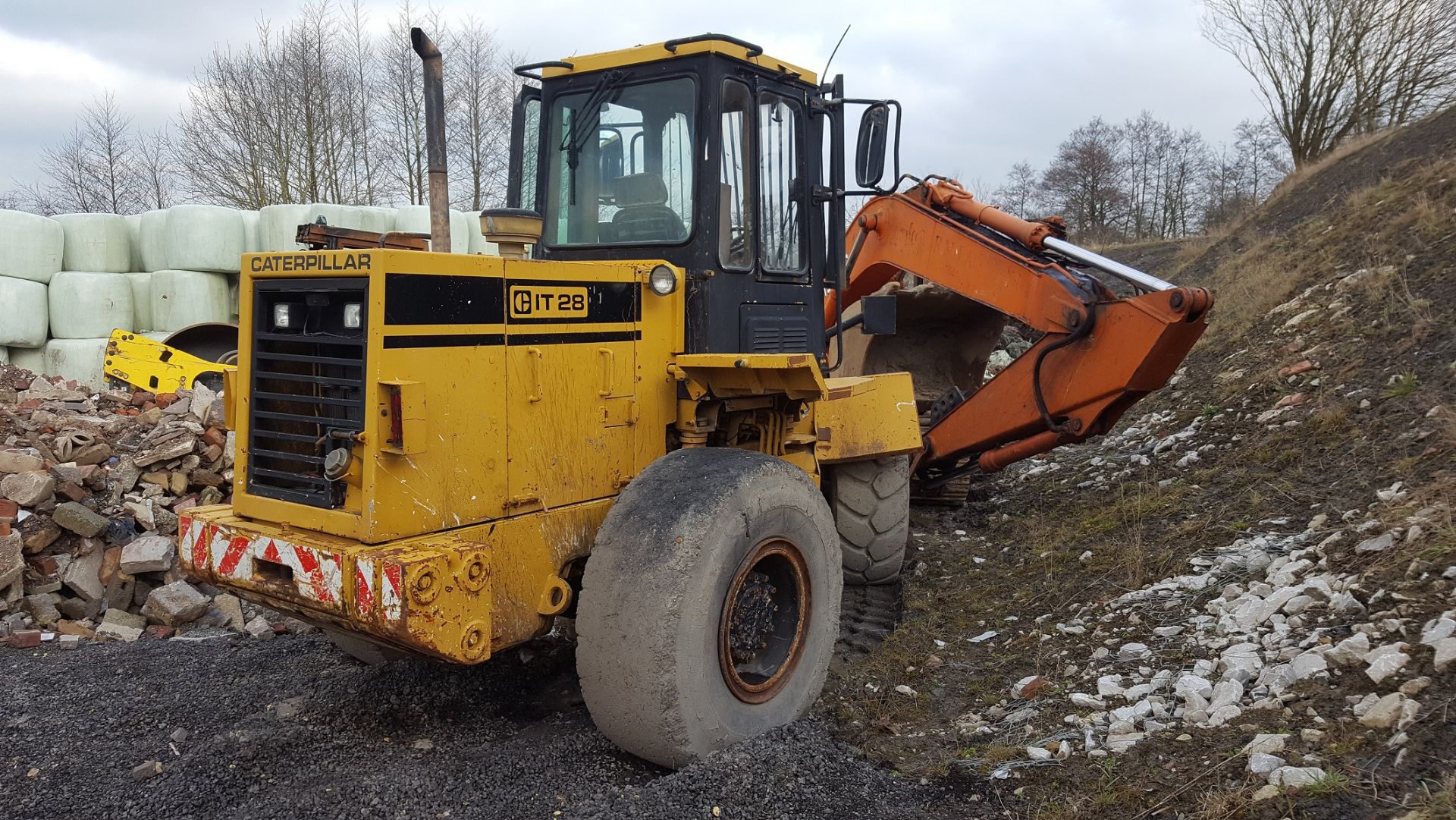 YEAR UNKNOWN CATERPILLAR IT28 SHOVEL, RUNS, DRIVES AND LIFTS - COME STRAIGHT FROM SITE *PLUS VAT* - Bild 2 aus 7