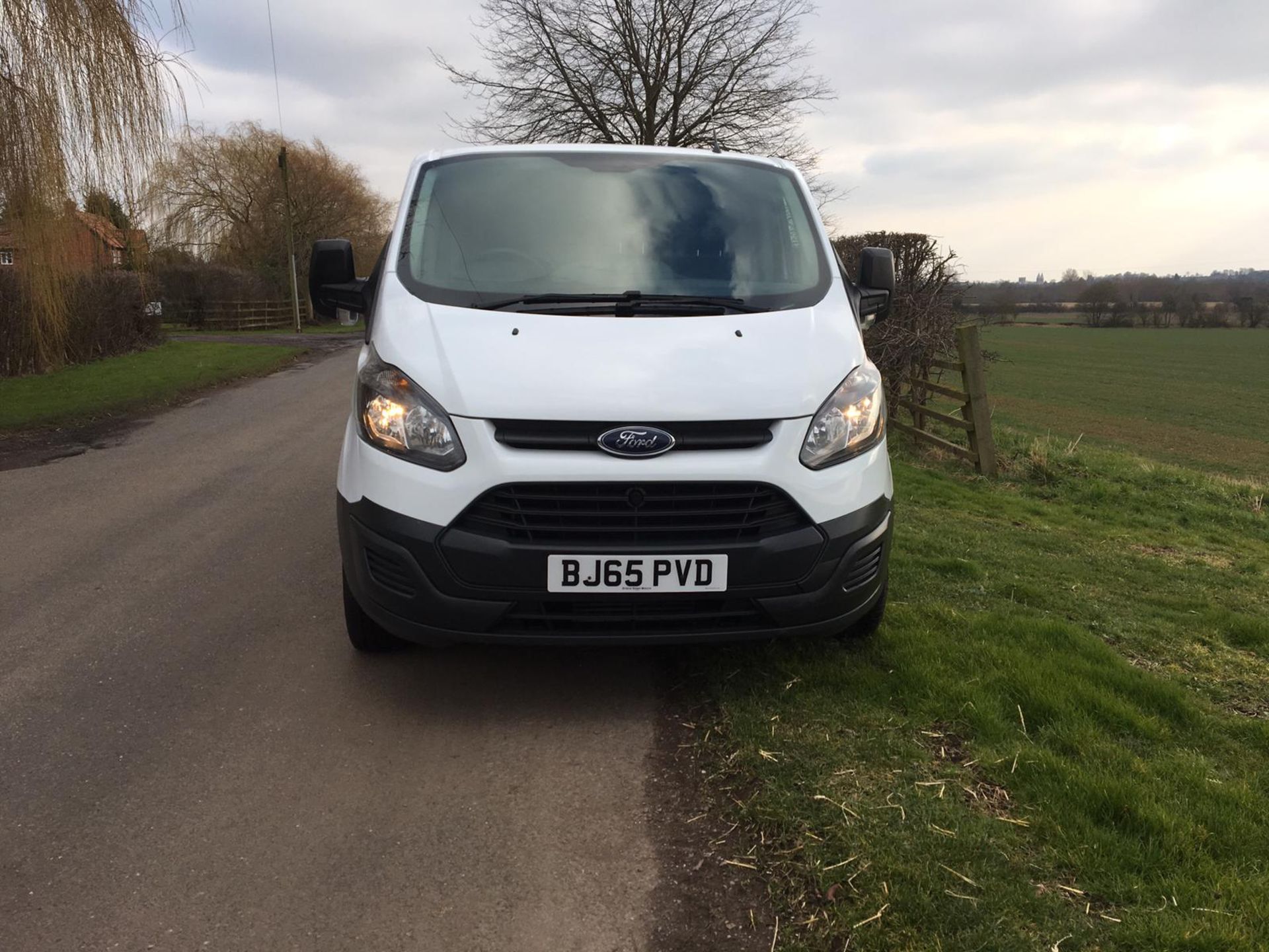 2015/65 REG FORD TRANSIT CUSTOM 290 ECO-TECH 2.2 DIESEL WHITE PANEL VAN, SHOWING 0 FORMER KEEPERS - Image 2 of 9