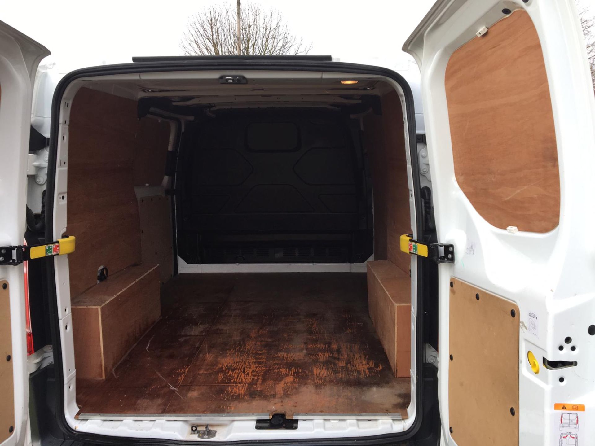 2015/65 REG FORD TRANSIT CUSTOM 290 ECO-TECH 2.2 DIESEL WHITE PANEL VAN, SHOWING 0 FORMER KEEPERS - Image 6 of 9