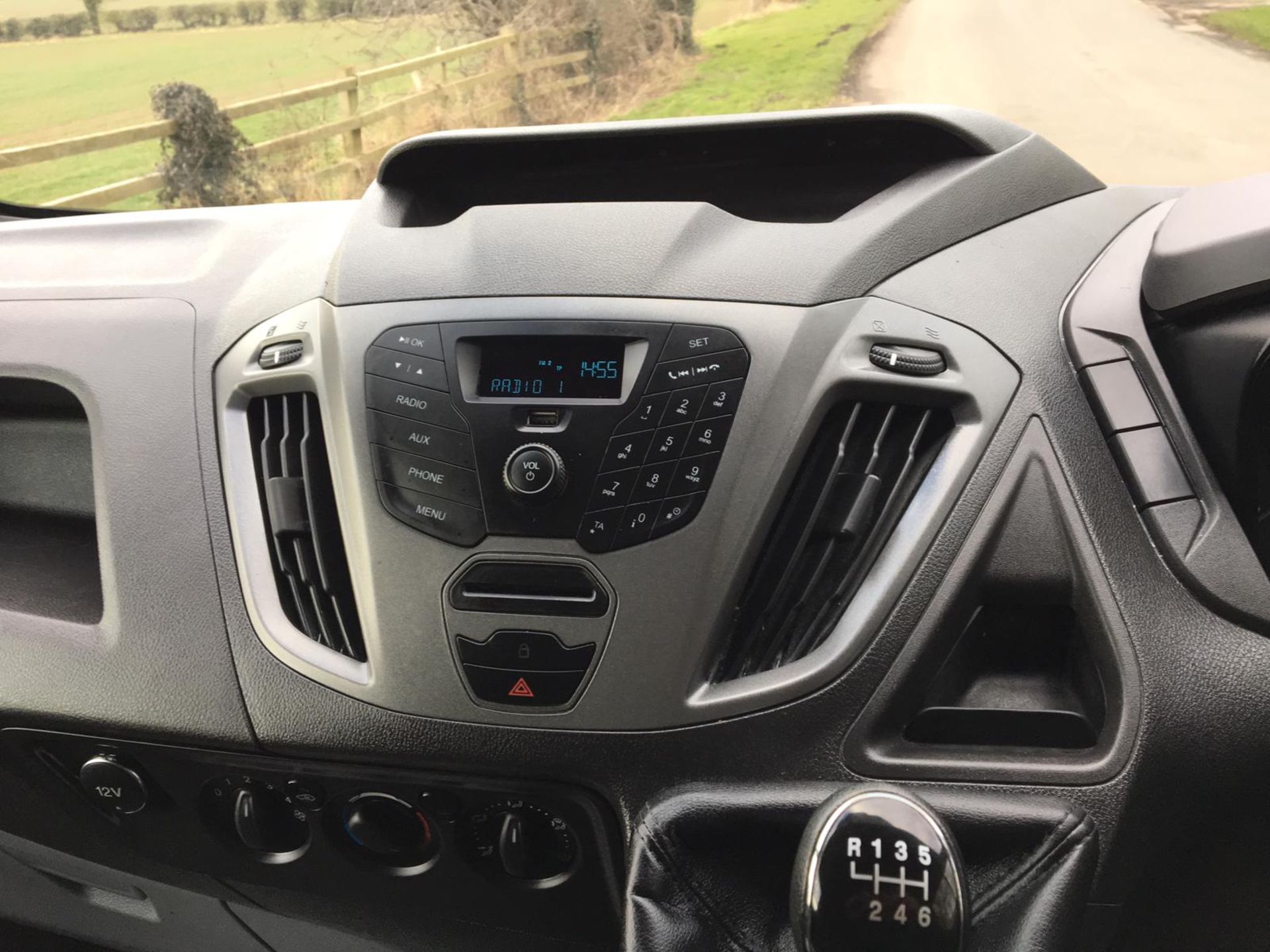 2015/65 REG FORD TRANSIT CUSTOM 290 ECO-TECH 2.2 DIESEL WHITE PANEL VAN, SHOWING 0 FORMER KEEPERS - Image 8 of 9