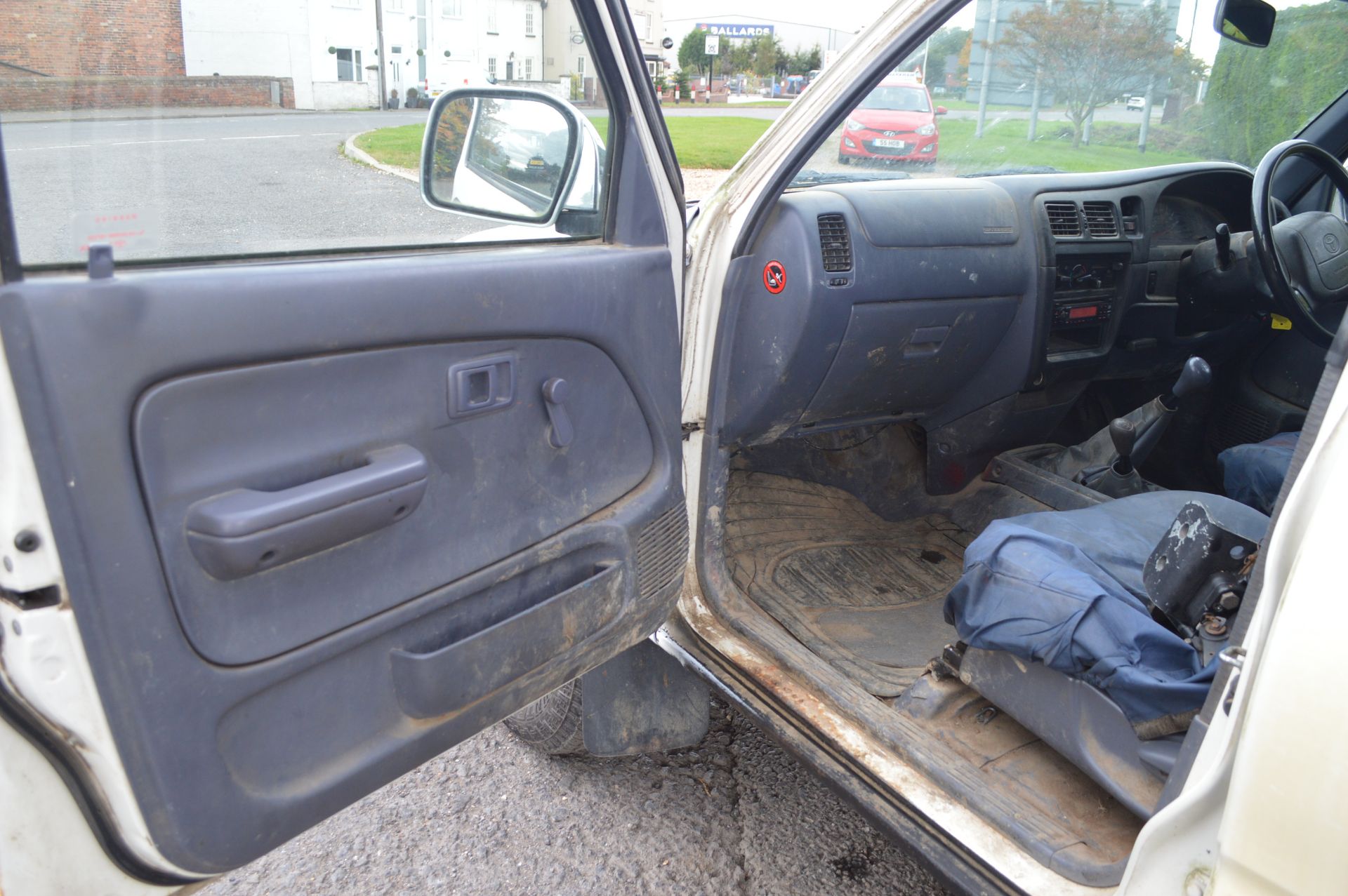 2002/51 REG TOYOTA HI-LUX 4X4 EX TURBO DIESEL, SHOWING 1 FORMER KEEPER - Image 7 of 14