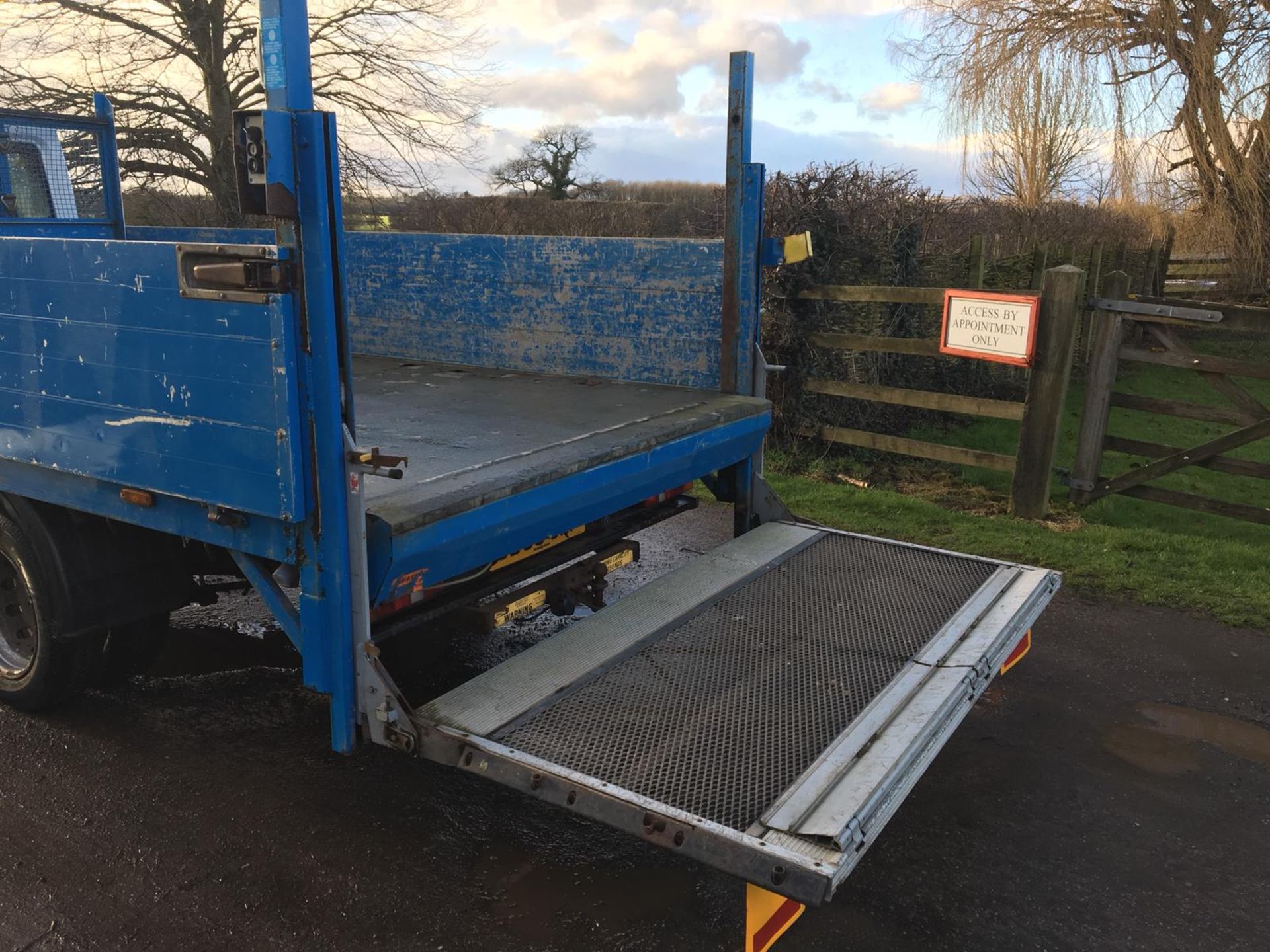 2008/58 REG FORD TRANSIT 100 T350L RWD WHITE DIESEL DROPSIDE LORRY, SHOWING 1 FORMER KEEPER *NO VAT* - Image 7 of 10