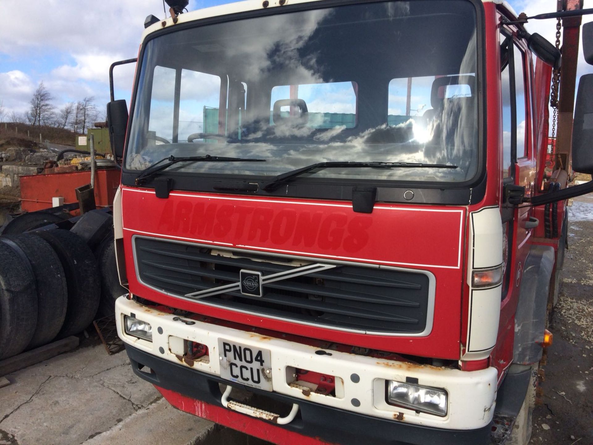 2004/04 REG VOLVO FL 220 RED DIESEL SKIP LOADER, SHOWING 1 FORMER KEEPER *NO VAT*