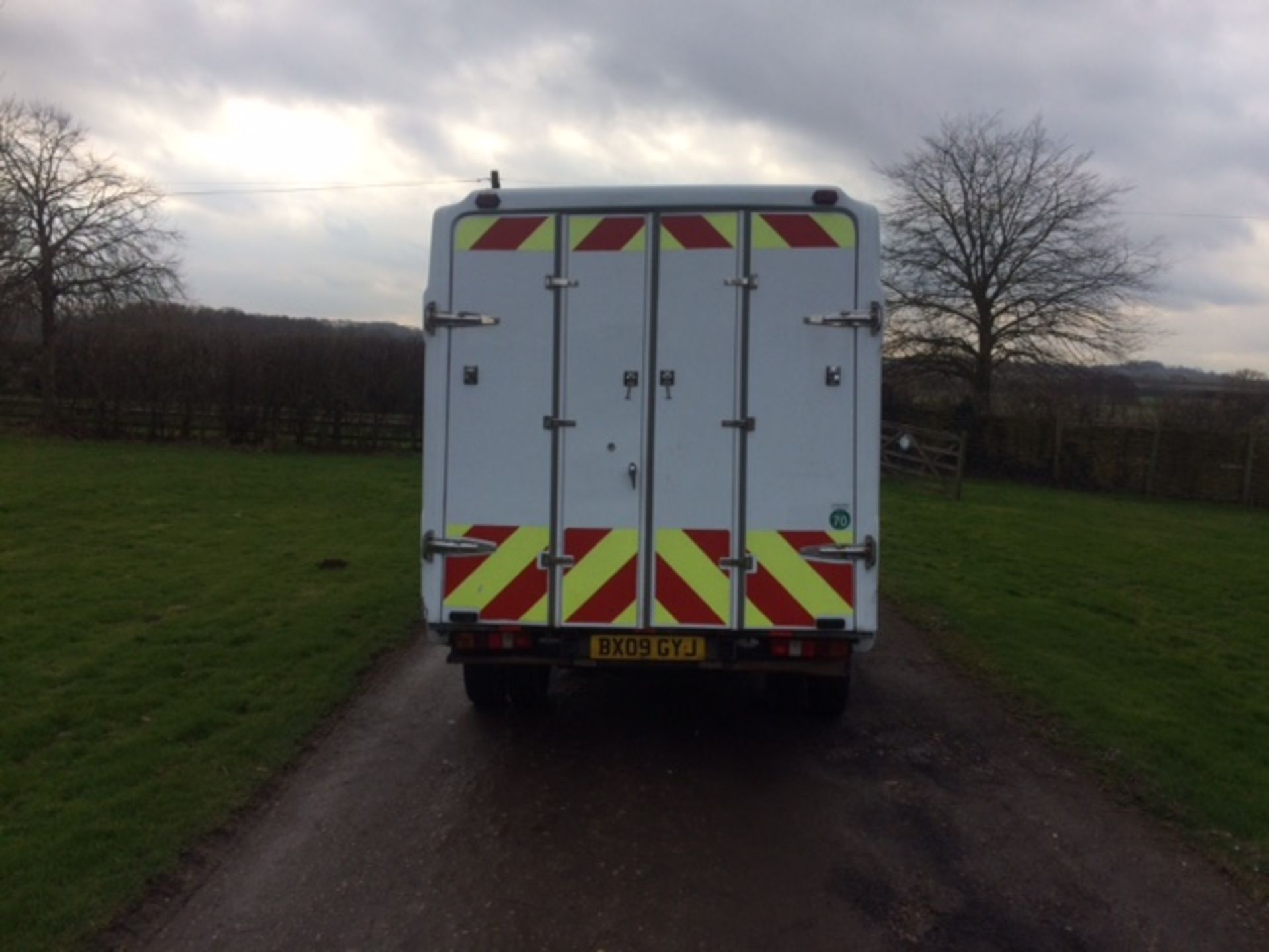 2009/09 REG FORD TRANSIT 100 T350M RWD WHITE DIESEL BOX VAN, SHOWING 0 FORMER KEEPERS *PLUS VAT* - Image 4 of 22