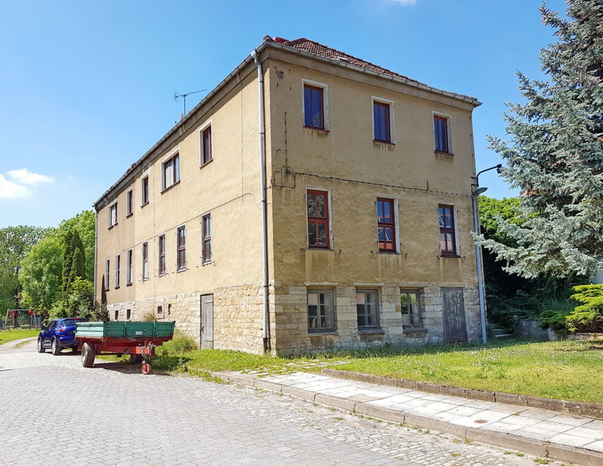 LARGE HOUSING BLOCK HORNSOMMEM, GERMANY READY TO MOVE INTO FREEHOLD VACANT POSSESSION