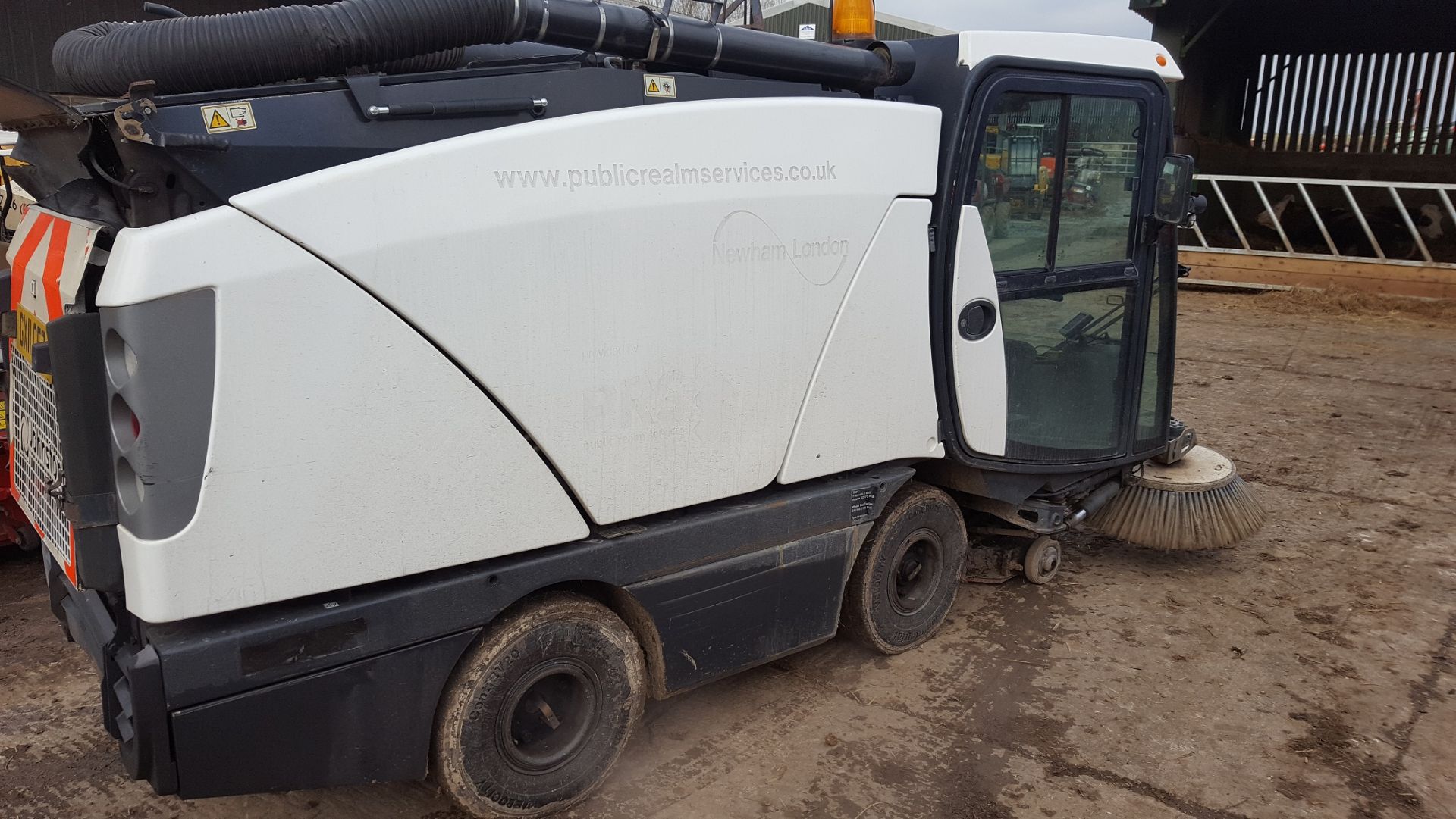 2011 JOHNSTON ROAD SWEEPER WHITE DIESEL STREET CLEANSING MACHINE, SHOWING 0 FORMER KEEPERS