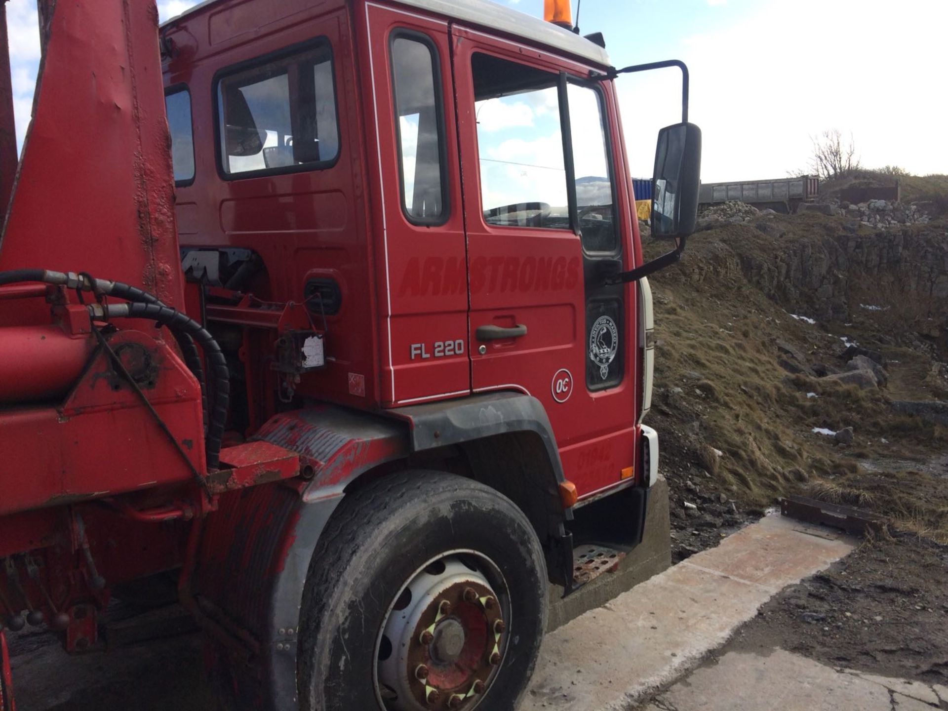 2004/04 REG VOLVO FL 220 RED DIESEL SKIP LOADER, SHOWING 1 FORMER KEEPER *NO VAT* - Image 7 of 16