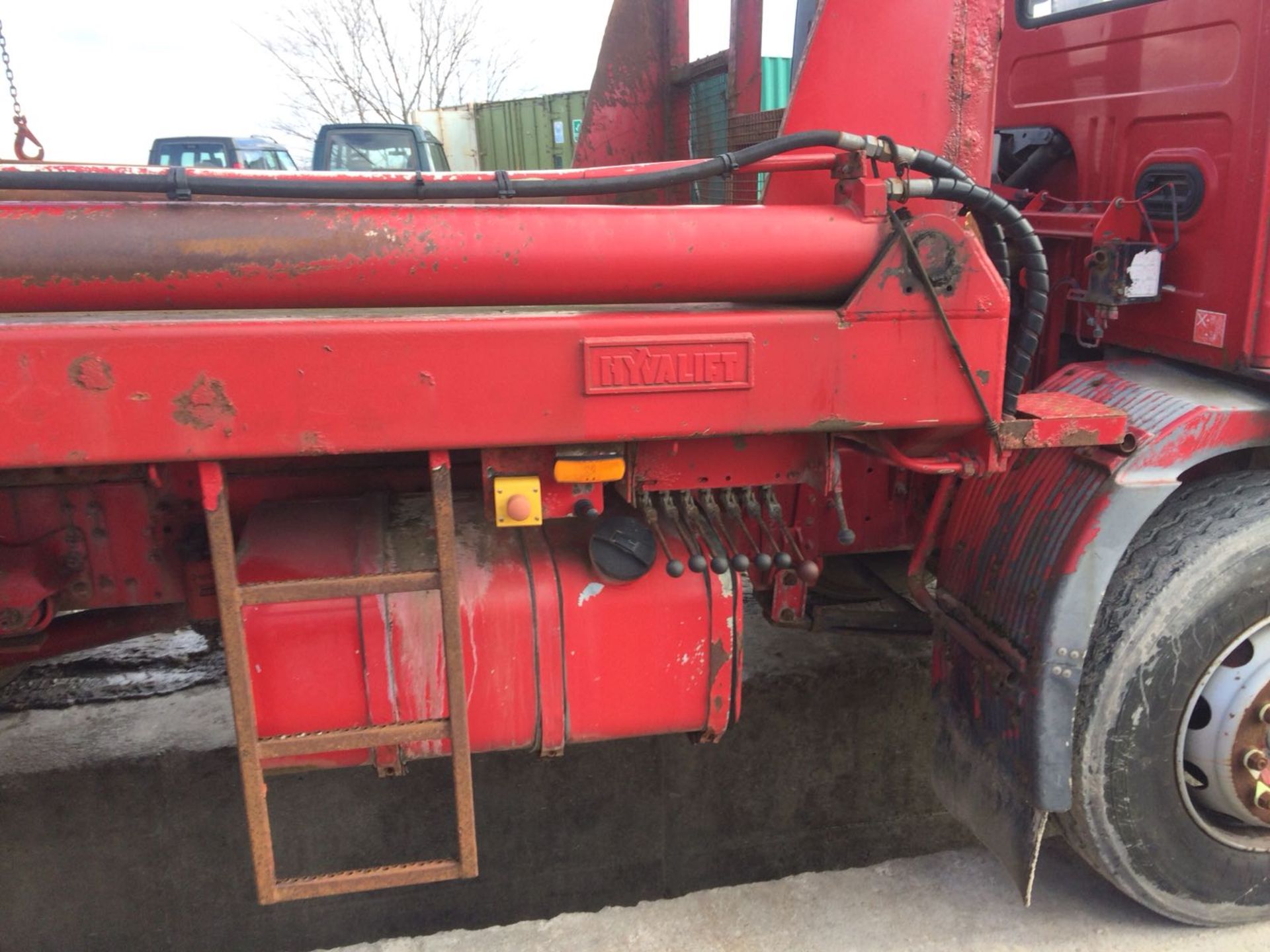 2004/04 REG VOLVO FL 220 RED DIESEL SKIP LOADER, SHOWING 1 FORMER KEEPER *NO VAT* - Image 6 of 16