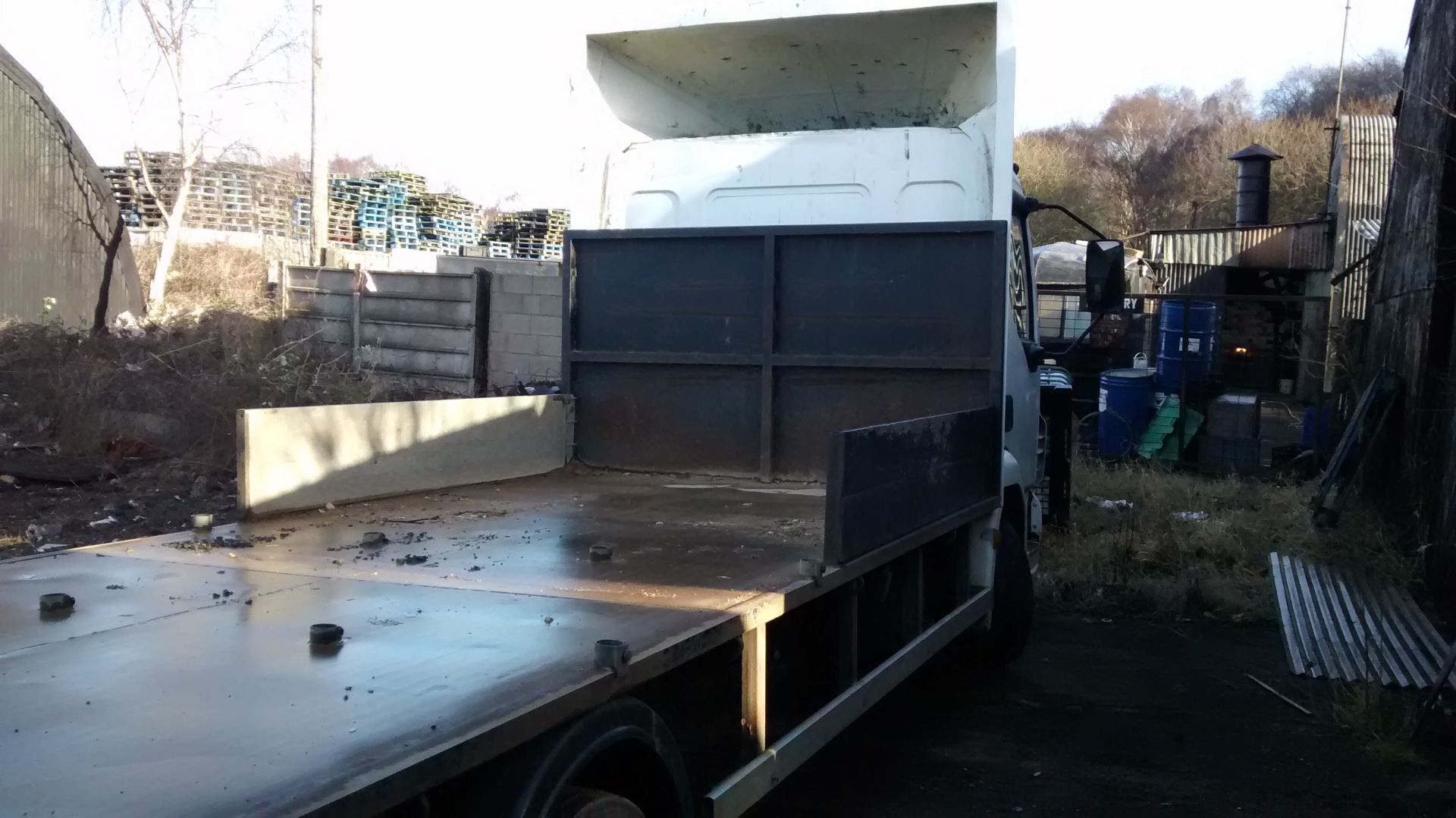 2004/54 REG DAF TRUCKS WHITE DIESEL FLATBED 7500KG, SHOWING 3 FORMER KEEPERS *PLUS VAT* - Image 7 of 10