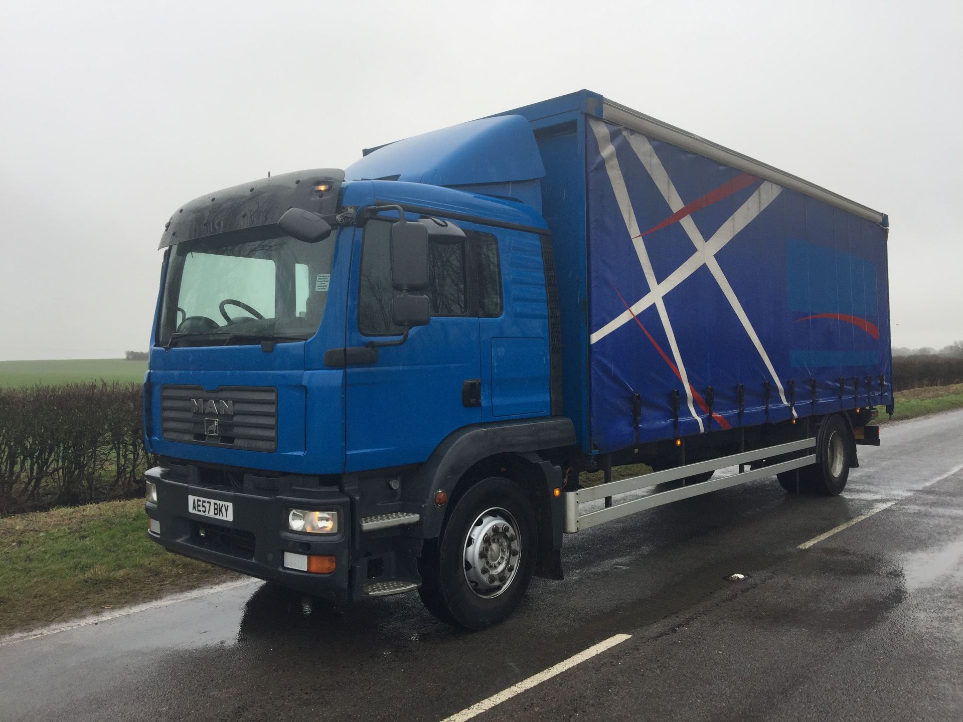 2007/57 REG MAN TG-M 18.240 SLEEPER CAB DIESEL BOX VAN, SHOWING 1 FORMER KEEPER *PLUS VAT* - Image 2 of 4