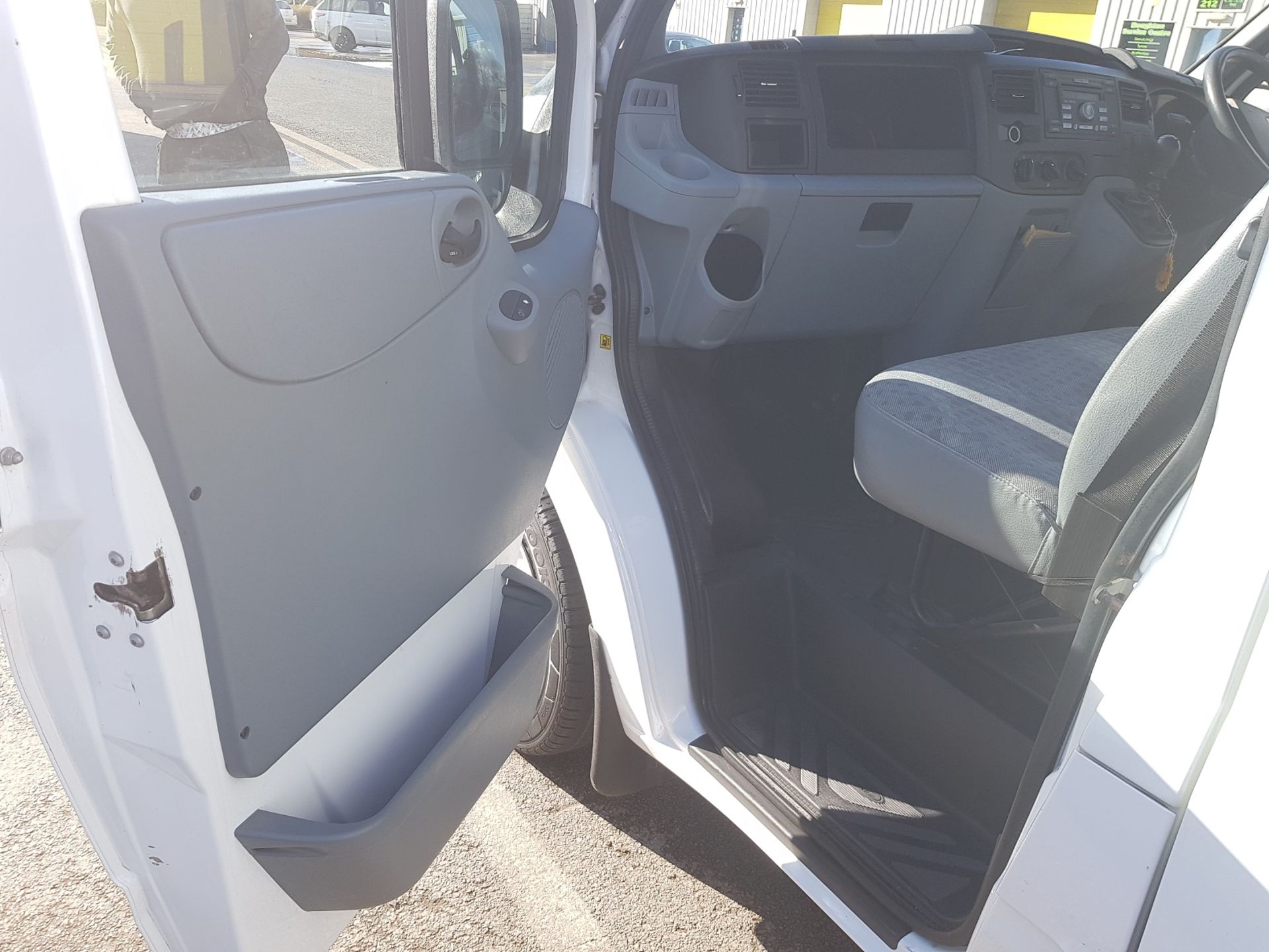 2013/13 REG FORD TRANSIT 100 T260 FWD WHITE 2.2 DIESEL PANEL VAN, SHOWING 2 FORMER KEEPERS *NO VAT* - Image 9 of 17