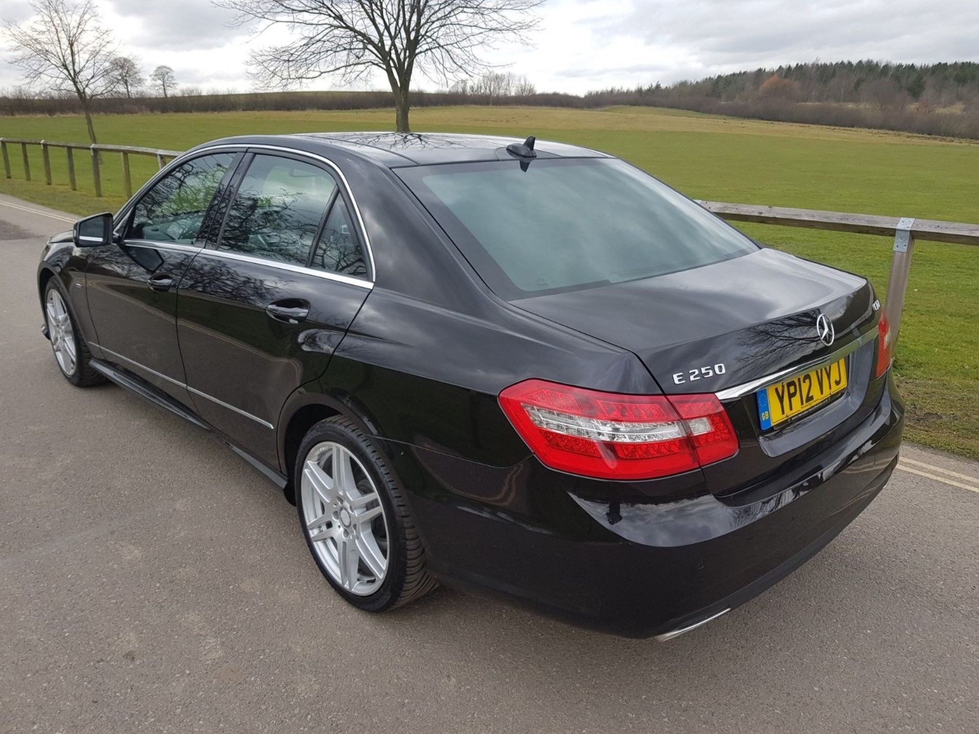 2012/12 REG MERCEDES-BENZ E250 SPORT CDI BLUE EFFICIENCY AUTOMATIC BLACK DIESEL 4 DOOR SALOON - Image 4 of 12