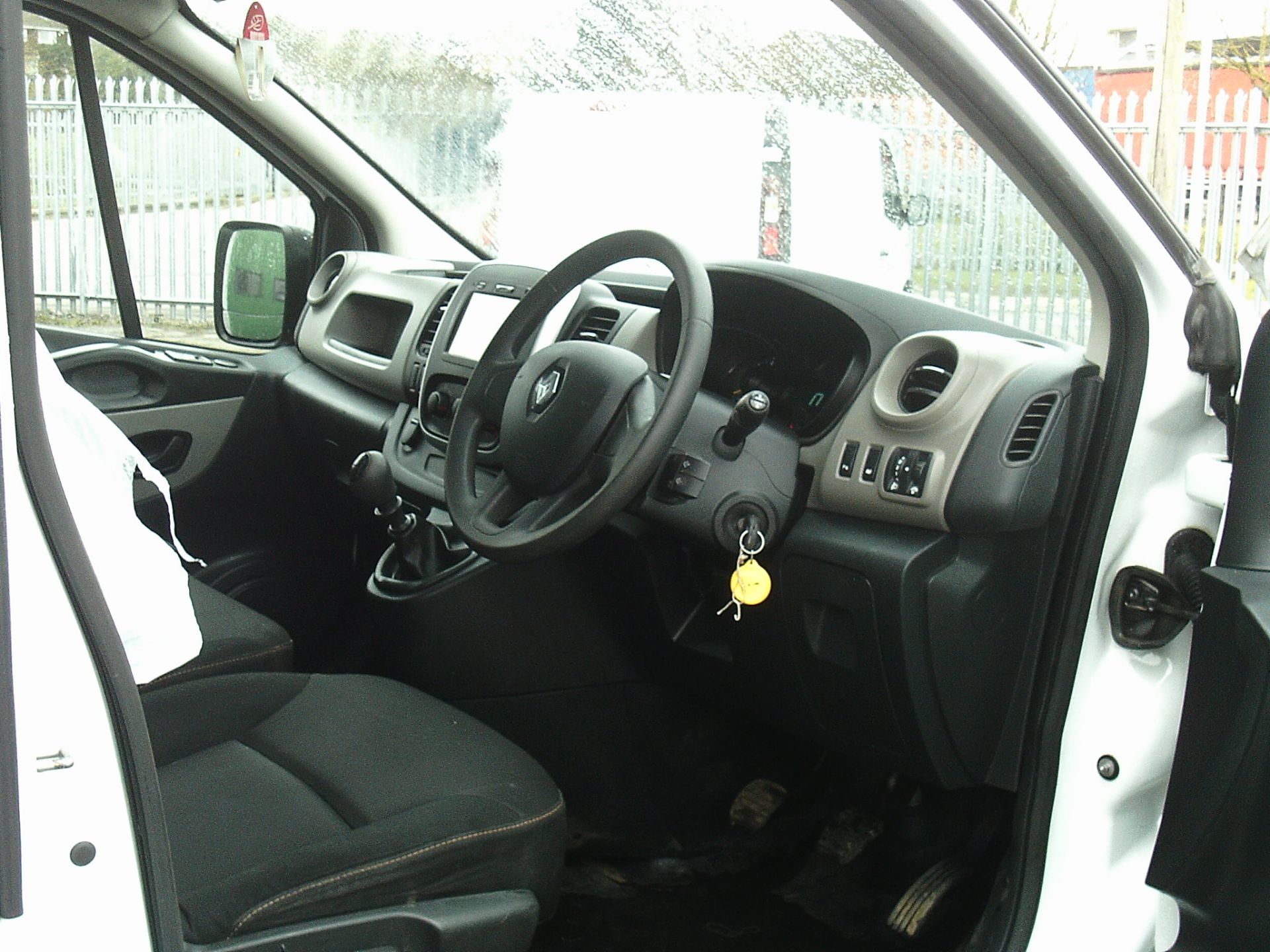 2015/15 REG RENAULT TRAFIC LL29 BUSINESS DCI WHITE DIESEL PANEL VAN, SHOWING 0 FORMER KEEPERS - Image 11 of 13