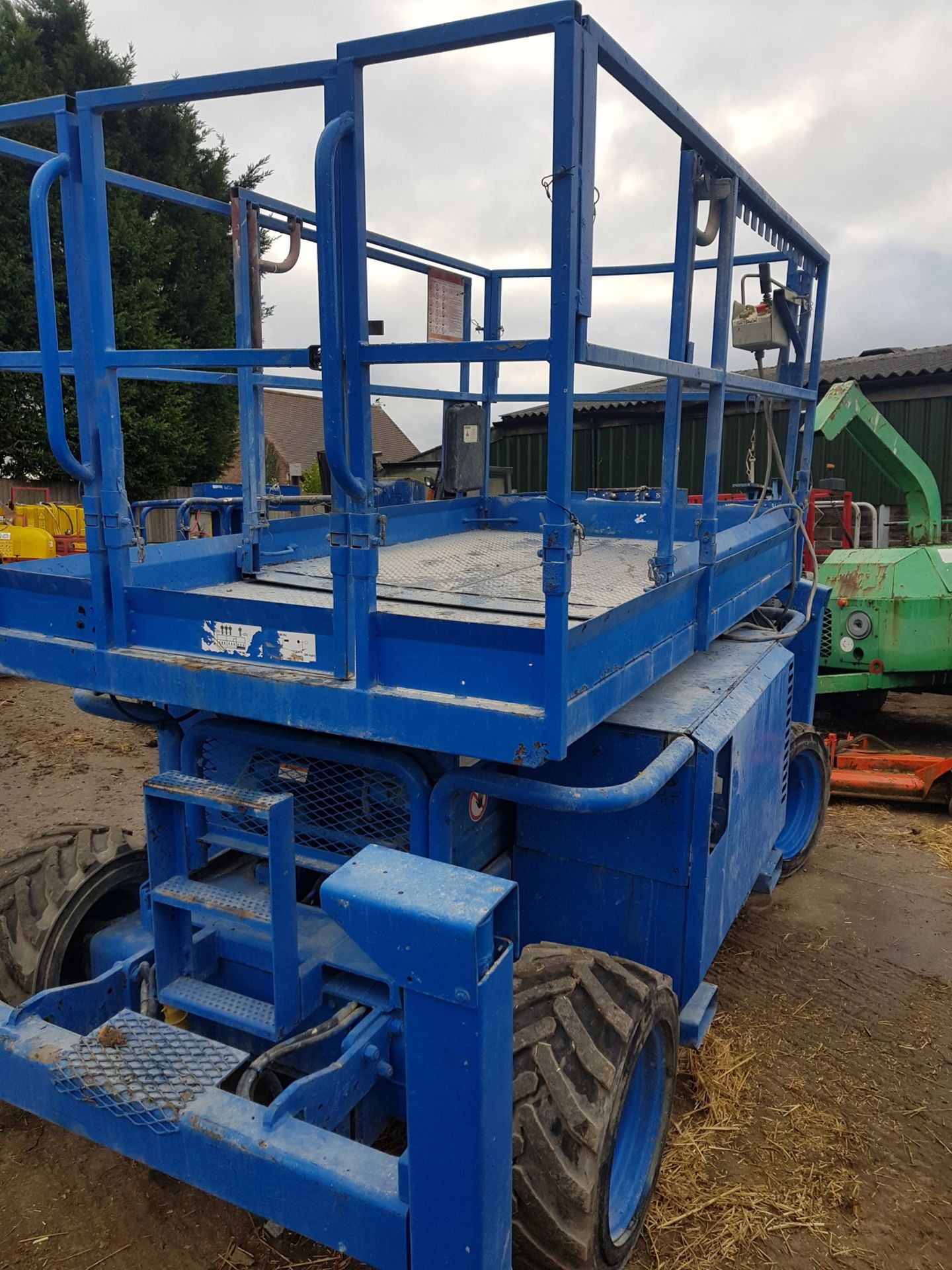 GENIE SKYJACK SCISSOR LIFT SJ6826RT 4WD SHOWING 1,696 HOURS *PLUS VAT* - Image 3 of 7