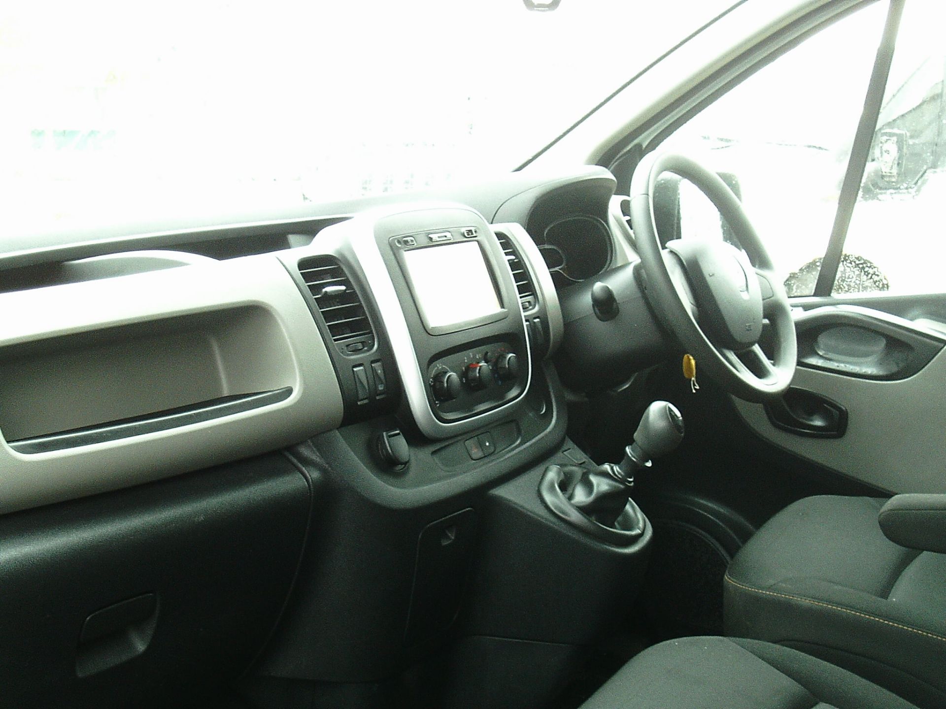 2015/15 REG RENAULT TRAFIC LL29 BUSINESS DCI WHITE DIESEL PANEL VAN, SHOWING 0 FORMER KEEPERS - Image 10 of 13