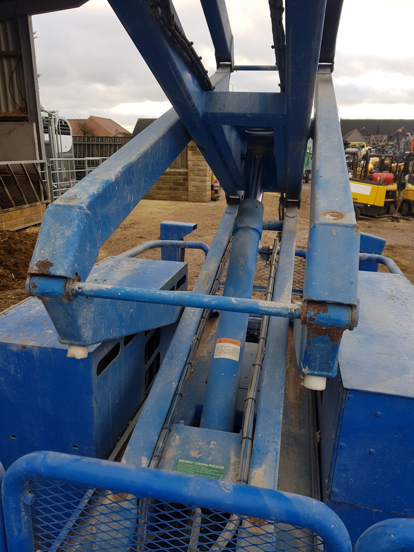 GENIE SKYJACK SCISSOR LIFT SJ6826RT 4WD SHOWING 1,696 HOURS *PLUS VAT* - Image 6 of 7