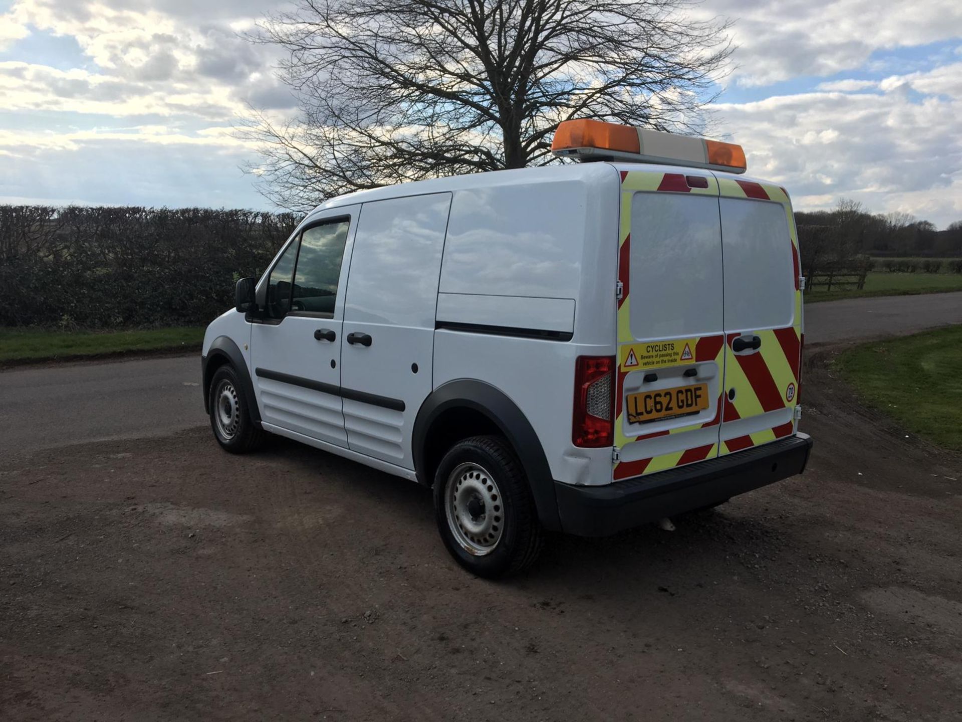 2012/62 REG FORD TRANSIT CONNECT 90 T220 WHITE DIESEL PANEL VAN, SHOWING 0 FORMER KEEPERS *NO VAT* - Image 4 of 14