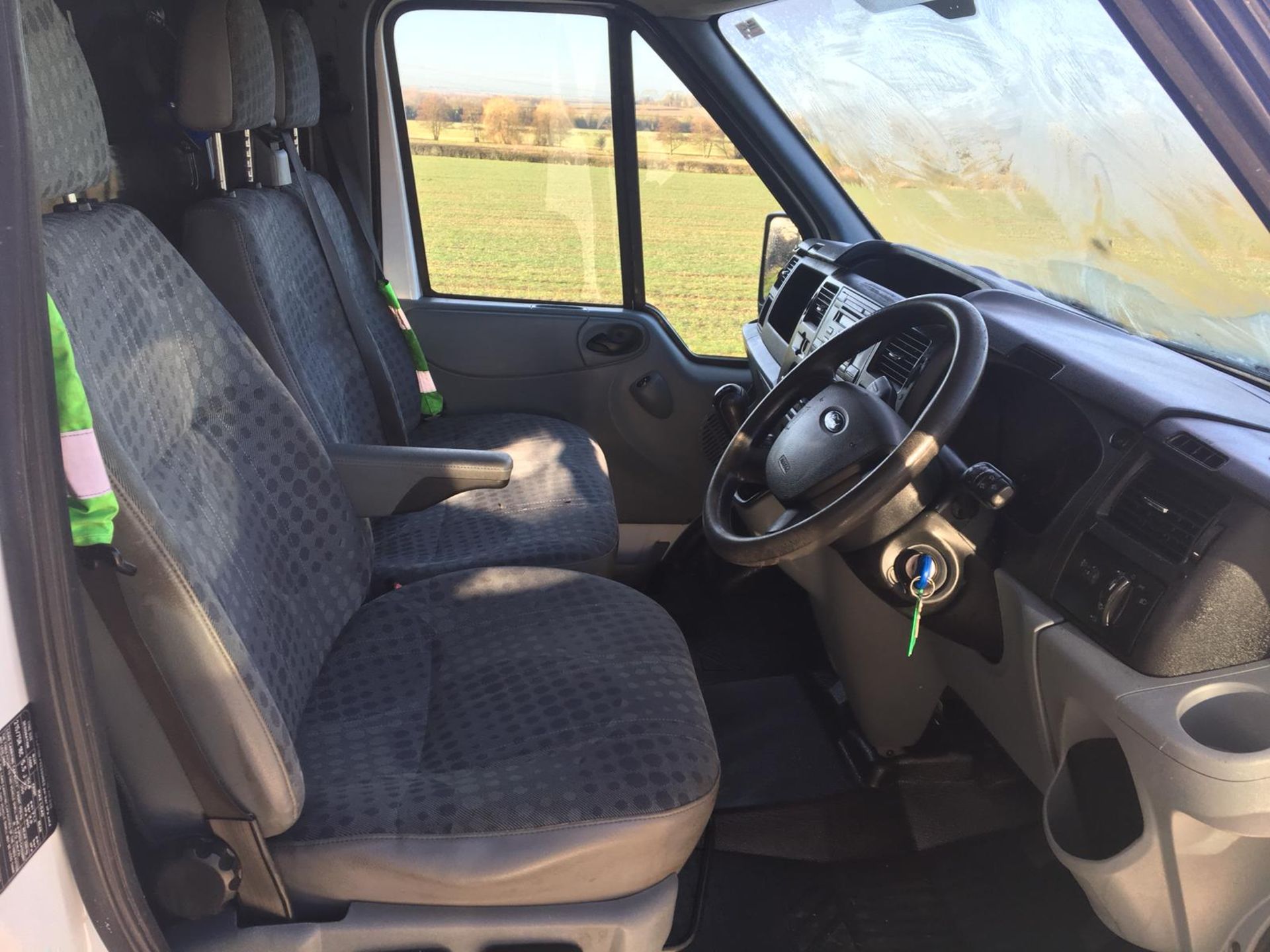 2009/58 REG FORD TRANSIT 100 T350L RWD WHITE DIESEL PANEL VAN, SHOWING 1 FORMER KEEPER *NO VAT* - Image 9 of 11